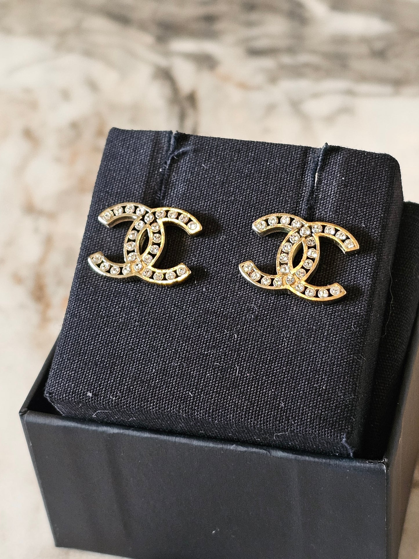 Chanel øreringe - CC golden with stones.