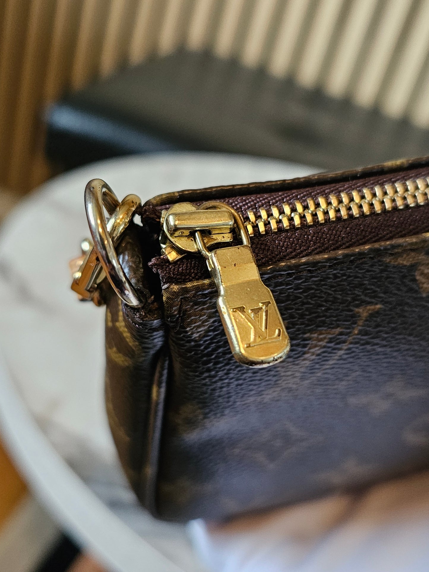 Louis Vuitton pochette accesories in monogram kanvas.