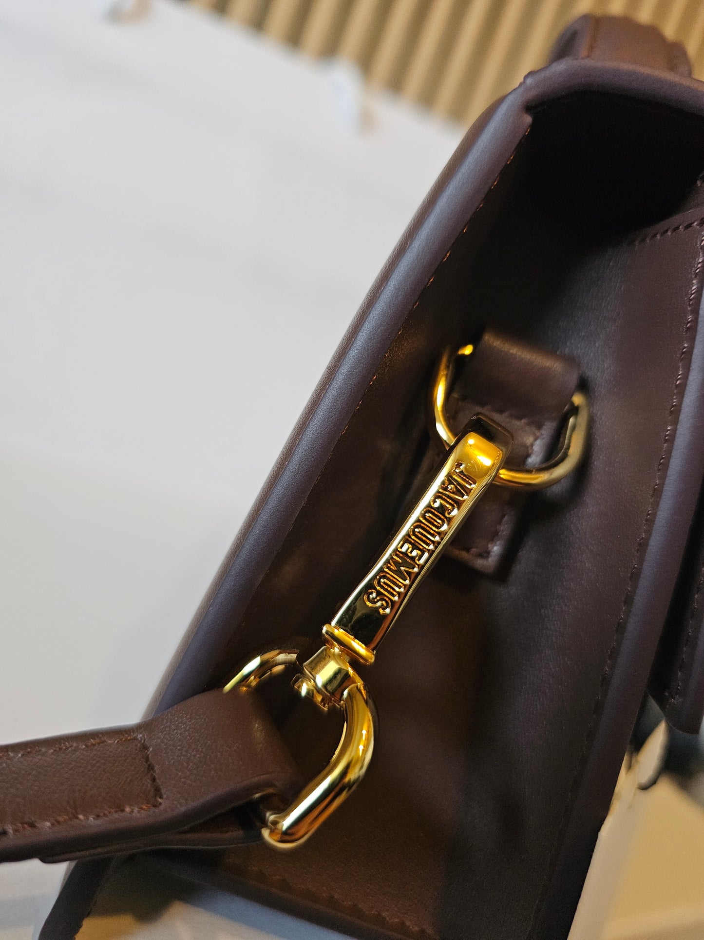 A01850 - Jaquemus bag, large bambino. Brown.