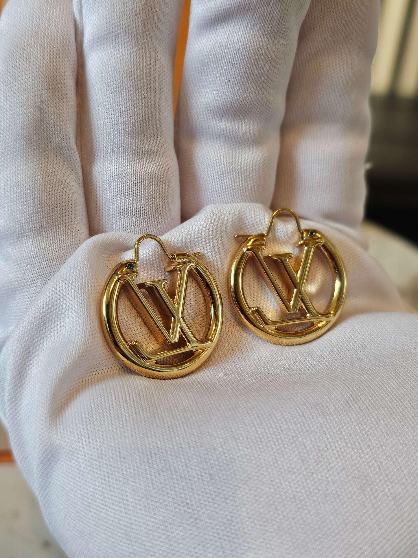 M00396 - Louis Vuitton, Louise PM earrings.