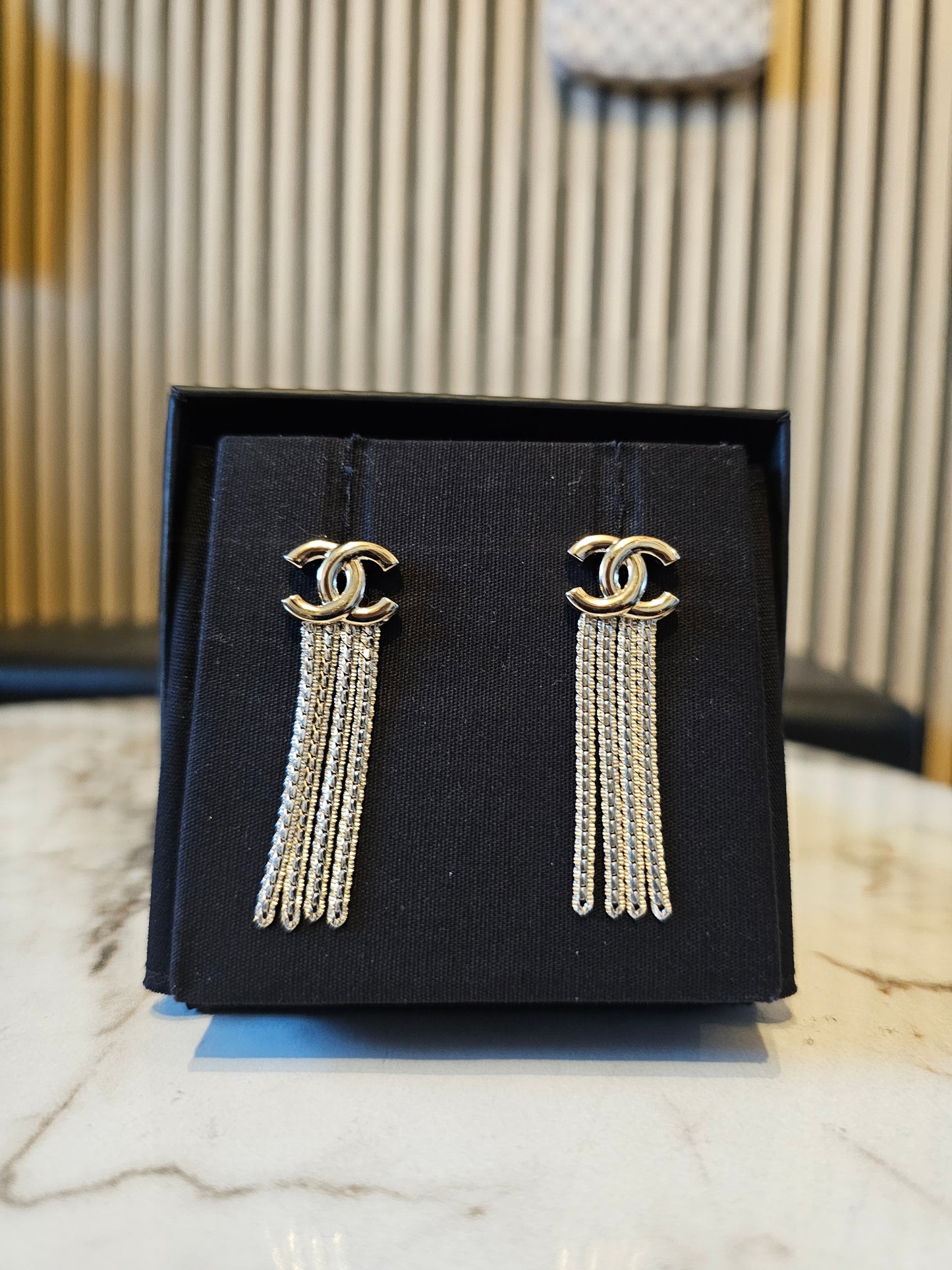 ABE242 - Chanel øreringe - CC golden long pendant.