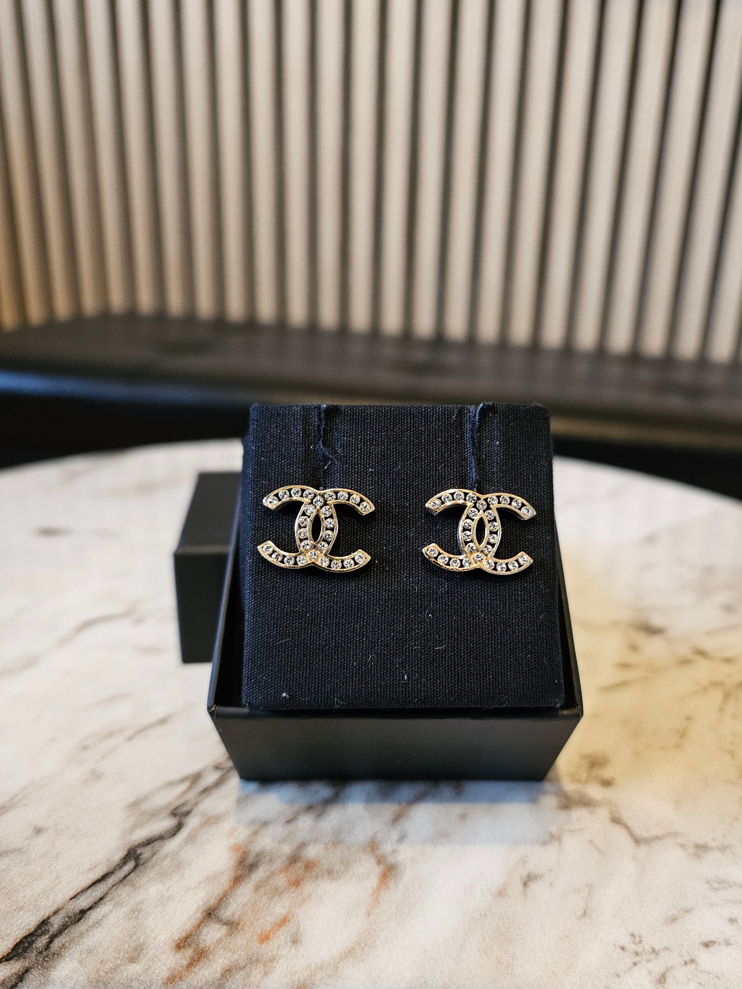 Chanel øreringe - CC golden with stones.