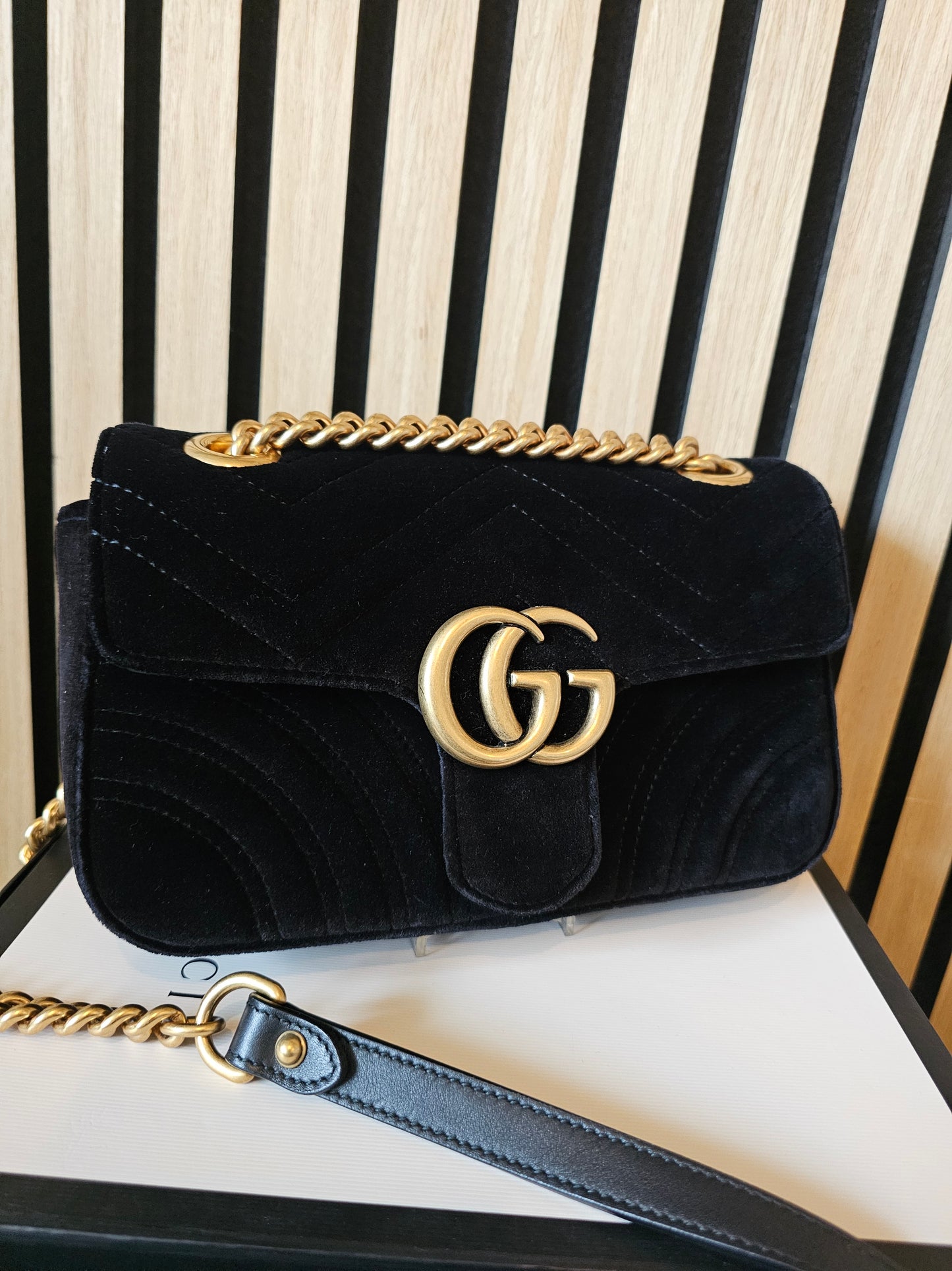 Gucc GG marmont small bag in black velvet.