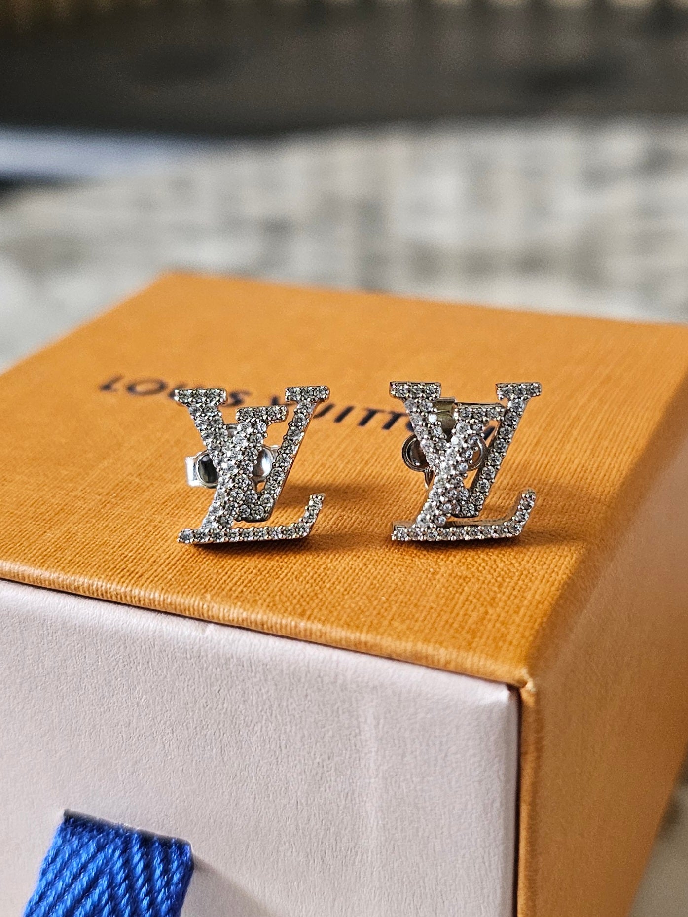 M00608 - Louis Vuitton earrings, LV iconic with strones, silver/palladium.