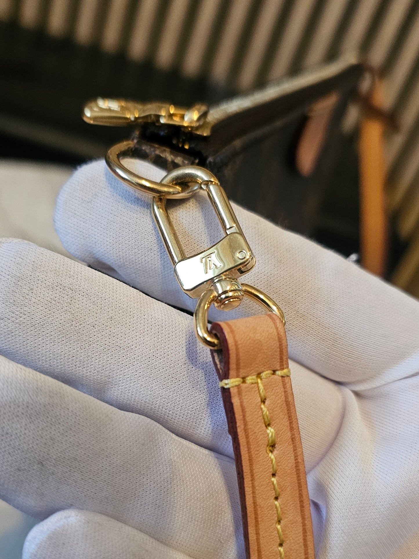 Louis Vuitton pochette accesories in monogram kanvas + LV strap.