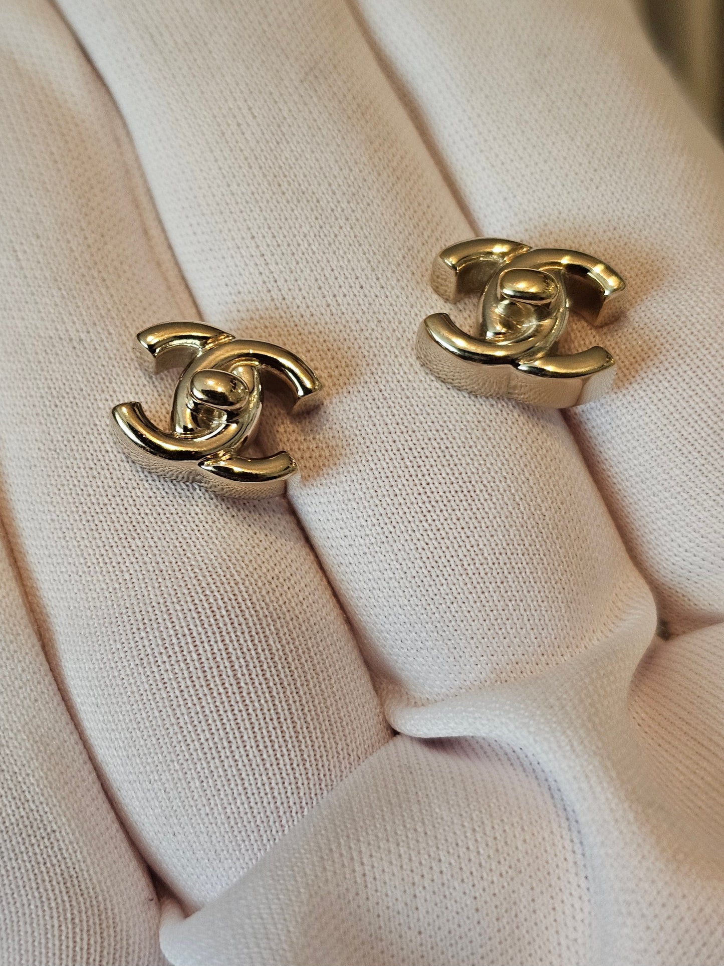 AB5617- Chanel earrings, golden CC turnlock.
