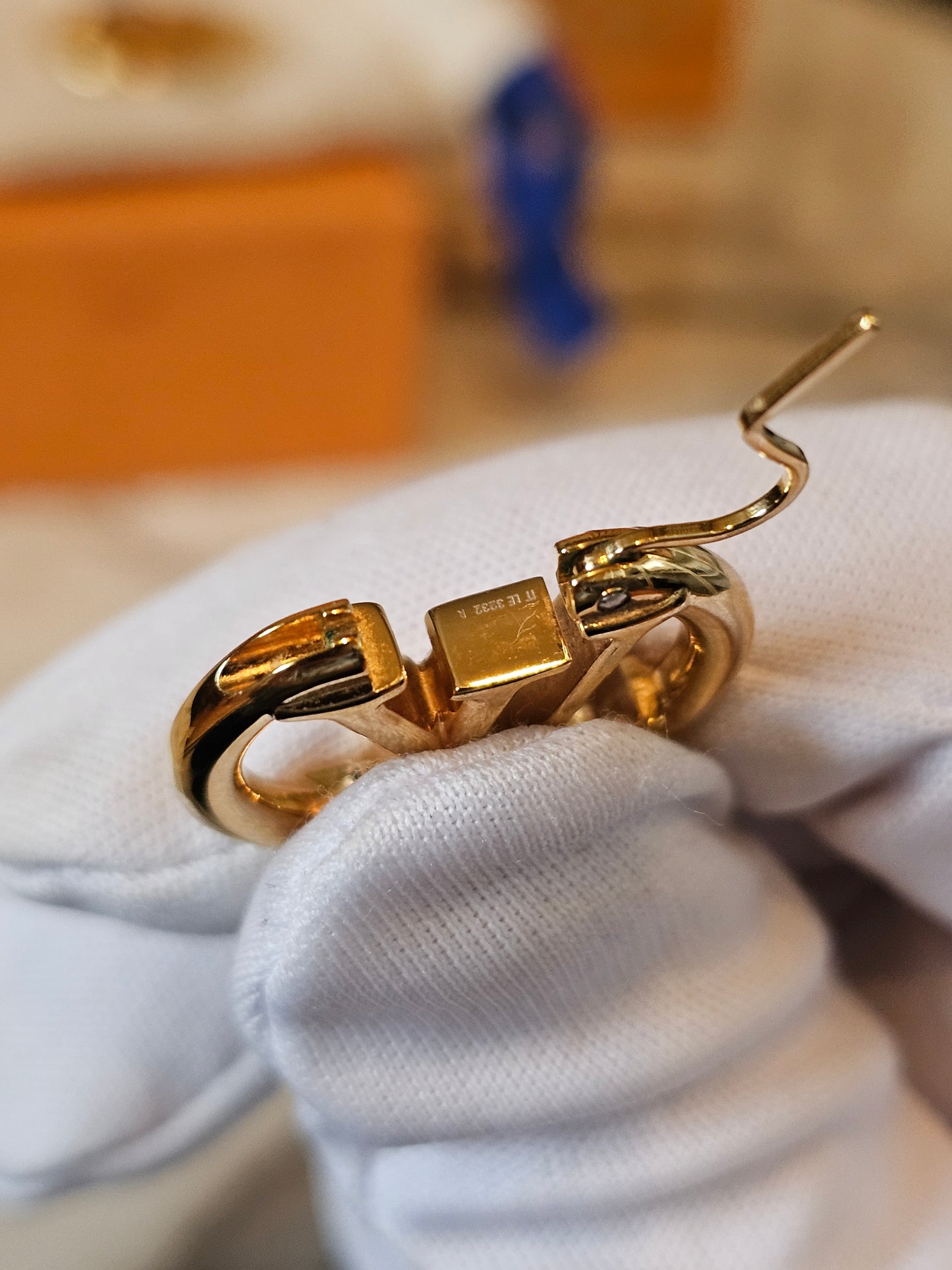 M00396 - Louis Vuitton, Louise PM earrings.