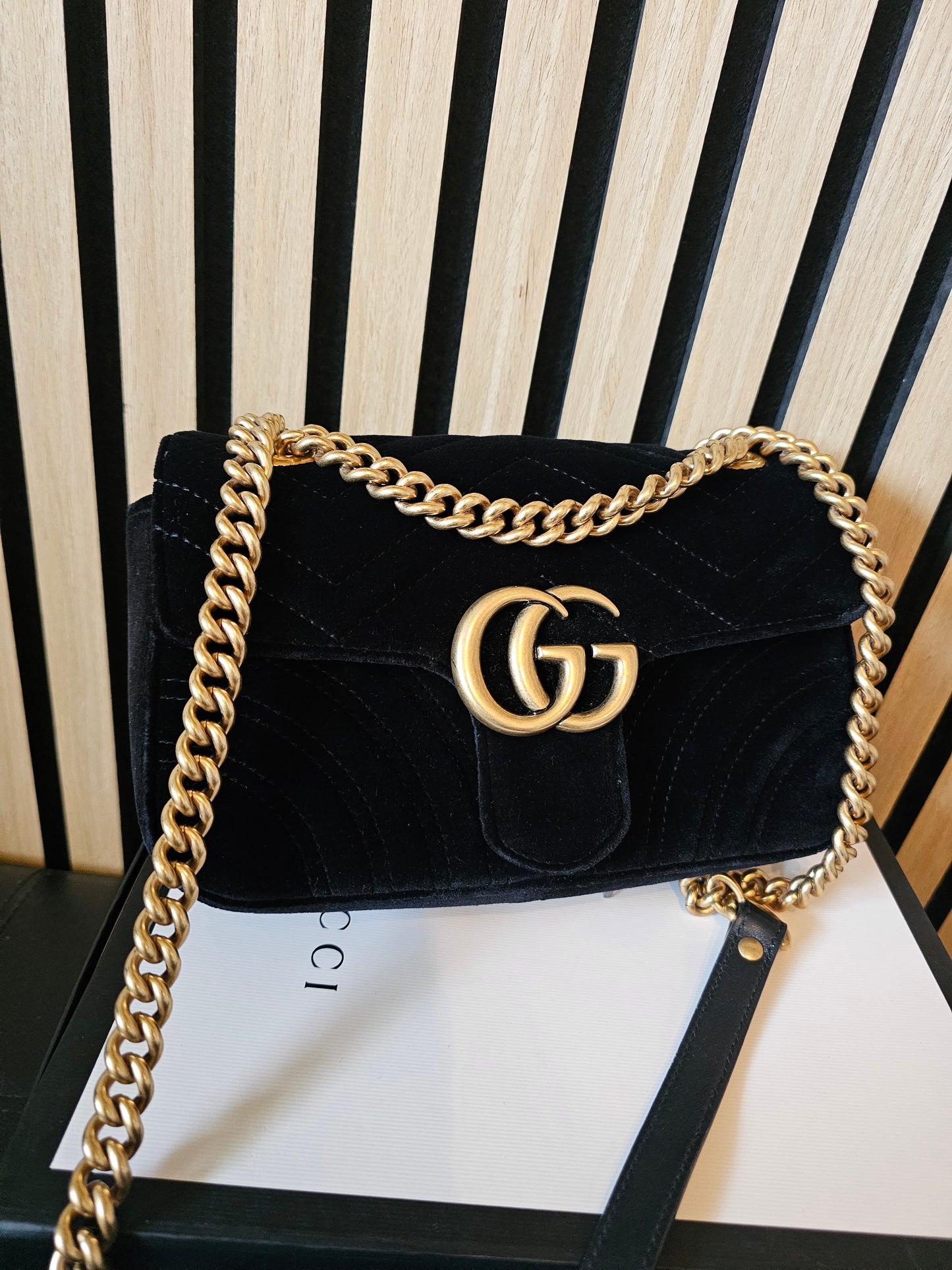 Gucc GG marmont small bag in black velvet.