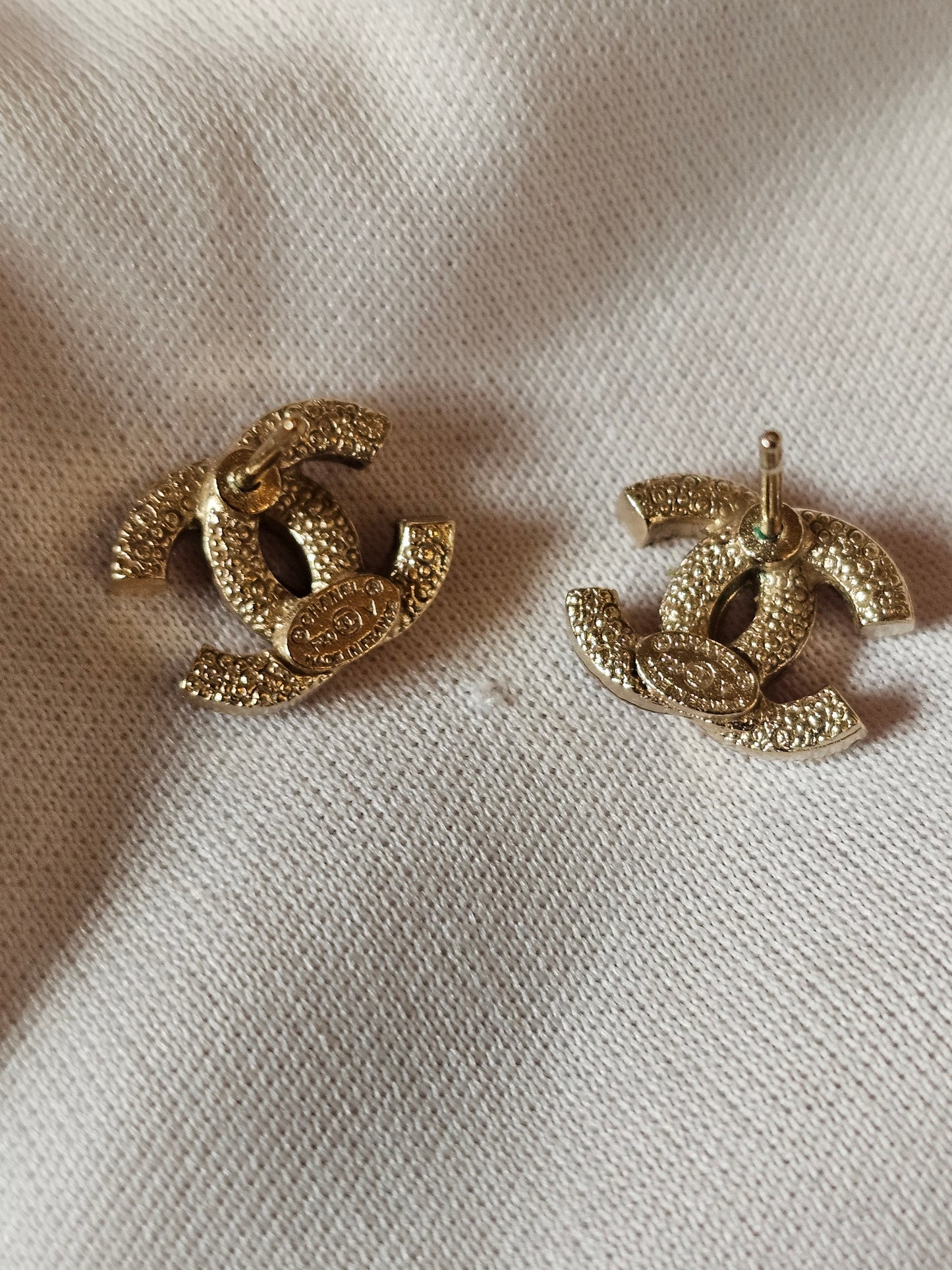 A88429 - Chanel øreringe, small golden with crystals.