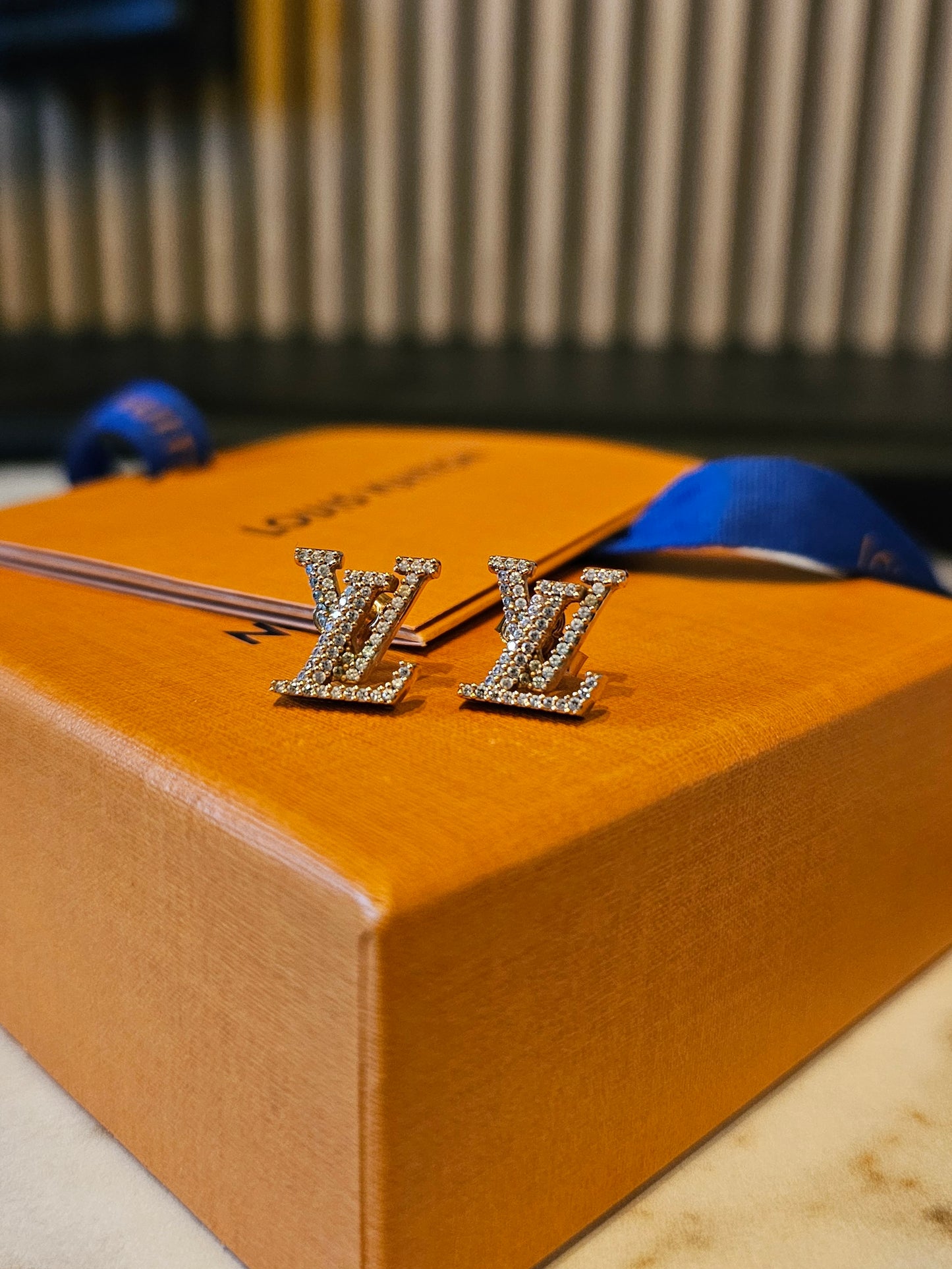 M00609 Louis Vuitton, LV earrings, golden with strass.