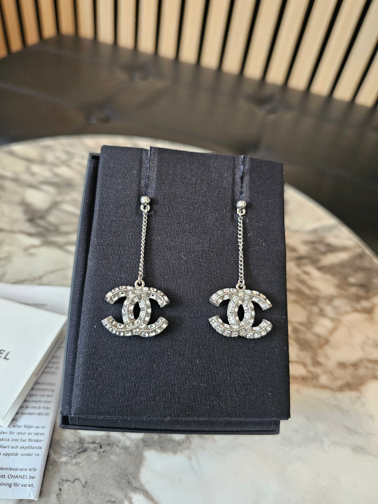 A63084 - Chanel long pendant with crystals.