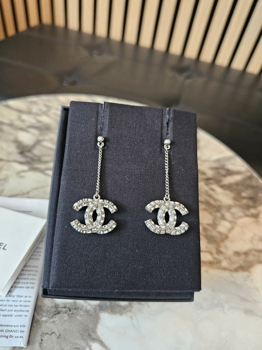 A63084 - Chanel long pendant with crystals.