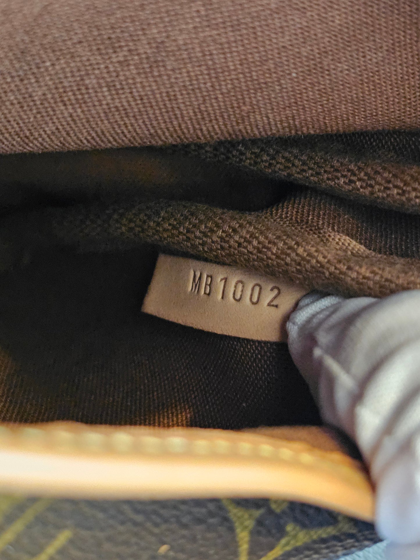 M42256 - Louis Vuitton Saumur 30, MNG. Kanvas.