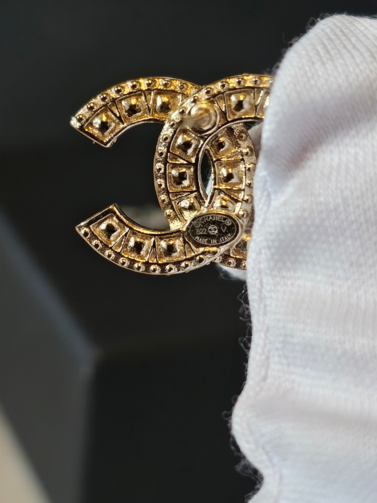 Chanel medium cc earrings in golden with crystals.