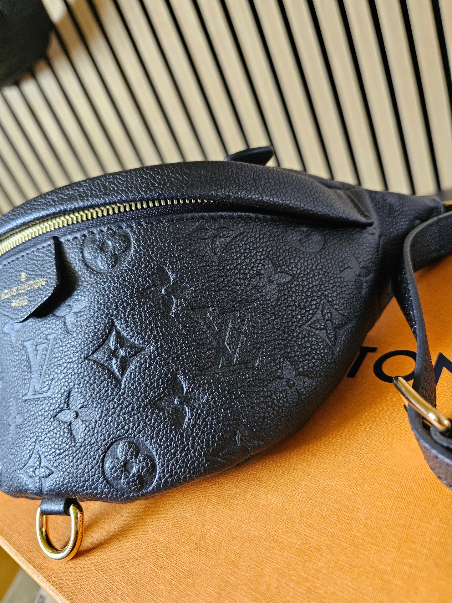 M44812 Louis Vuitton bumbag, Black, MNG. Empreinte lether.