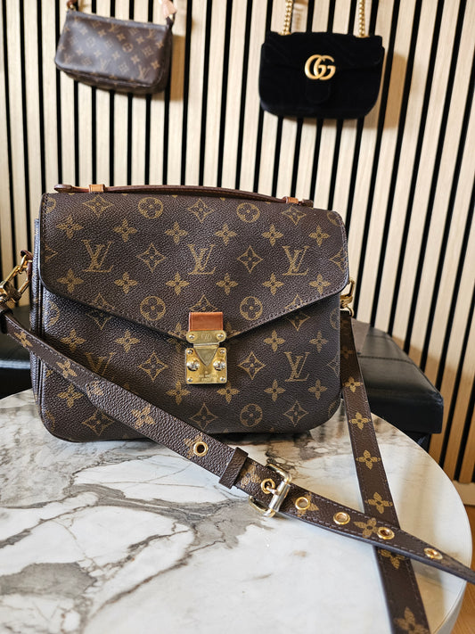 M44875- Louis Vuitton pochette Metis, MNG. Kanvas.