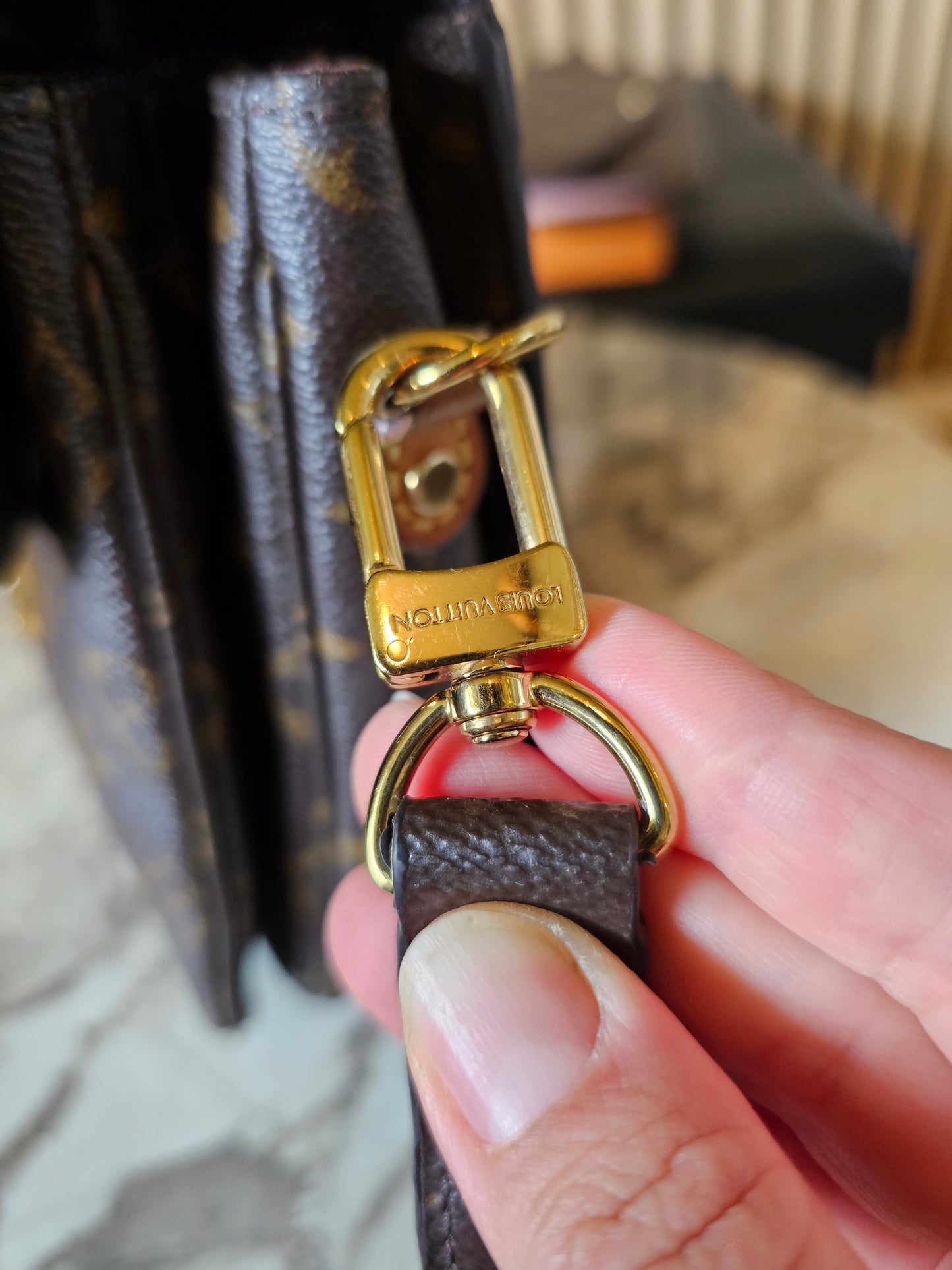 M44875- Louis Vuitton pochette Metis, MNG. Kanvas.