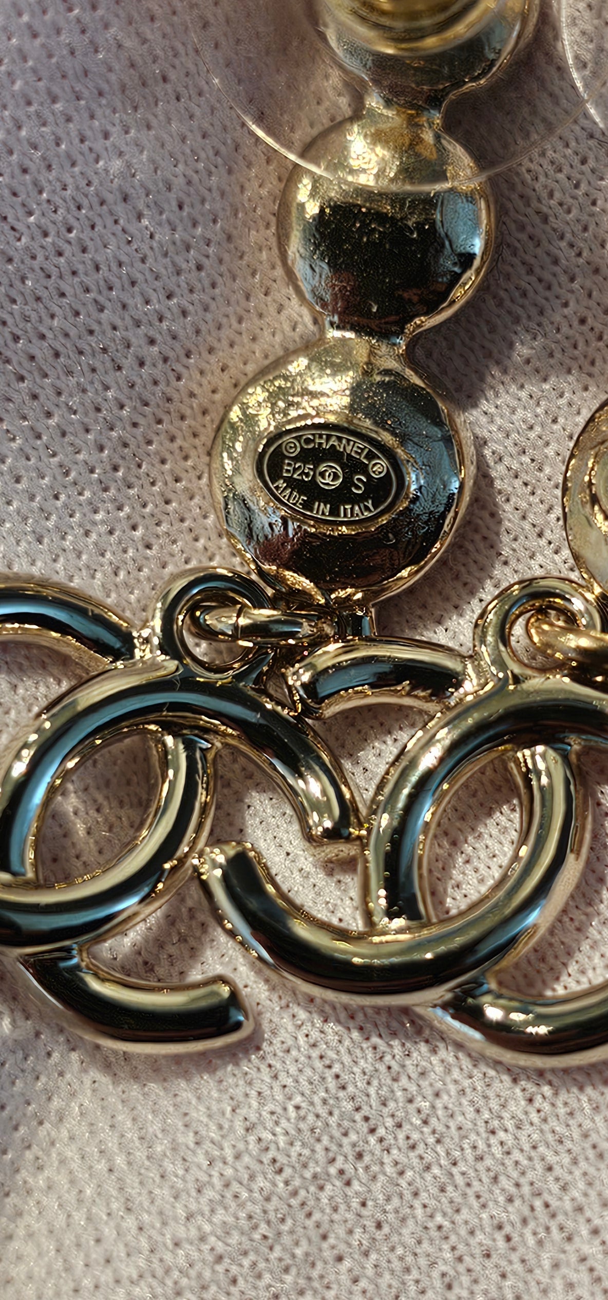 ABC188 Chanel øreringe - Golden pendants with Stones and CC.