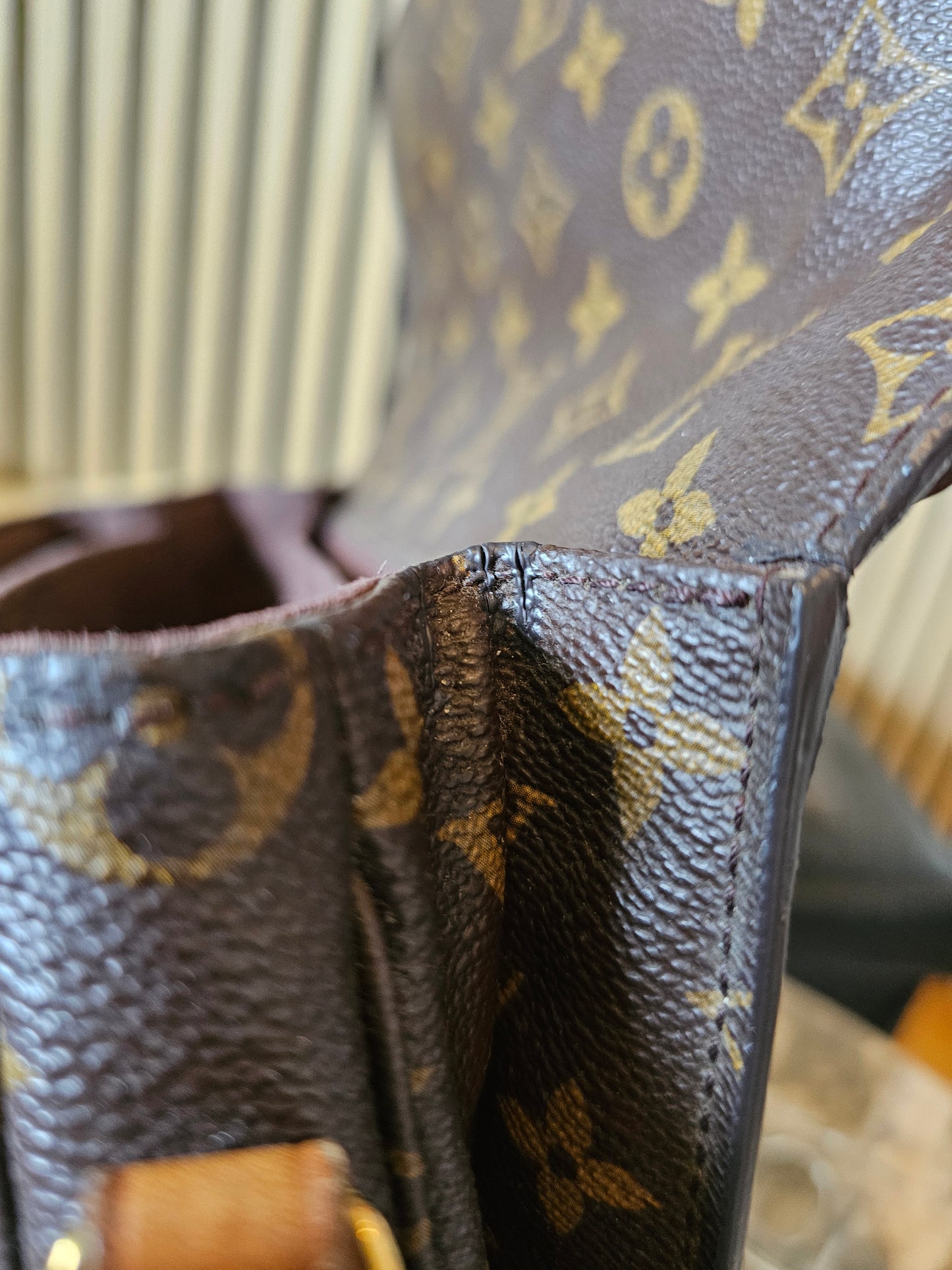 M44875- Louis Vuitton pochette Metis, MNG. Kanvas.