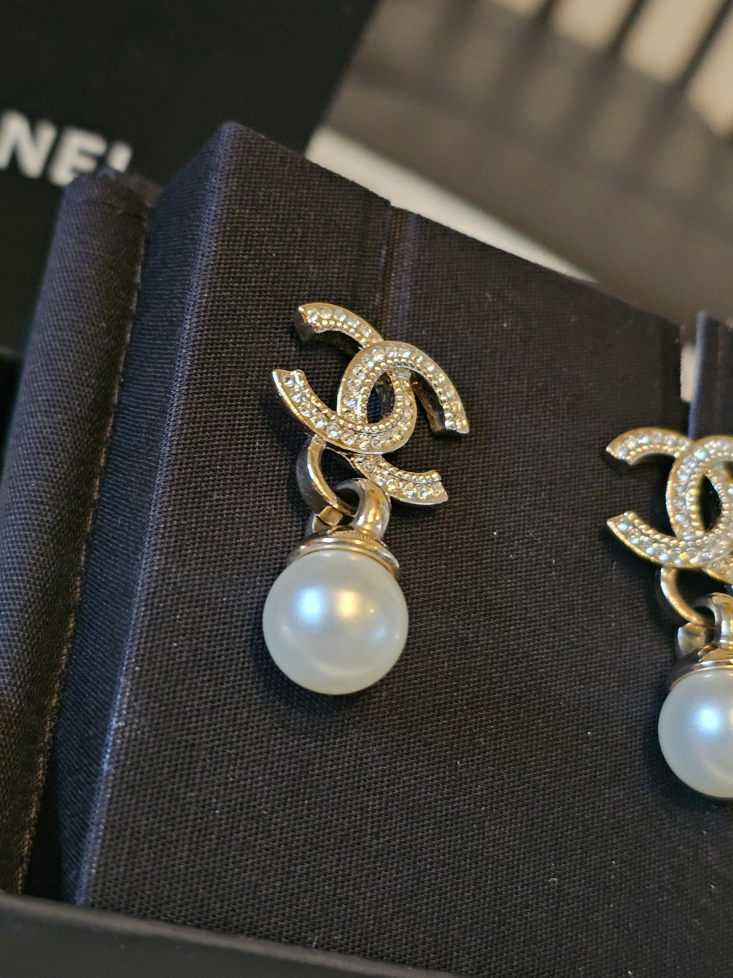 Chanel øreringe - Golden CC pendant with perle.