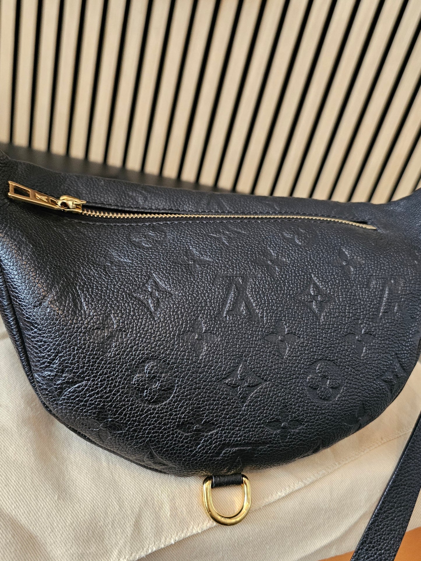 M44812 - Louis Vuitton Bumbag, MNG. Black empreinte leather.