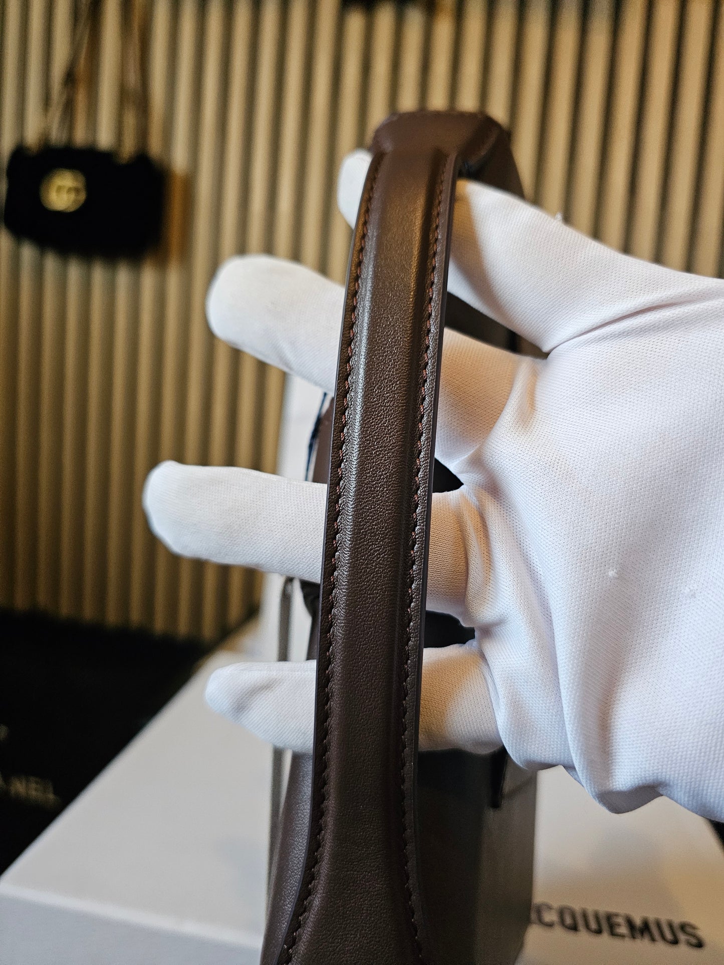 A01850 - Jaquemus bag, large bambino. Brown.