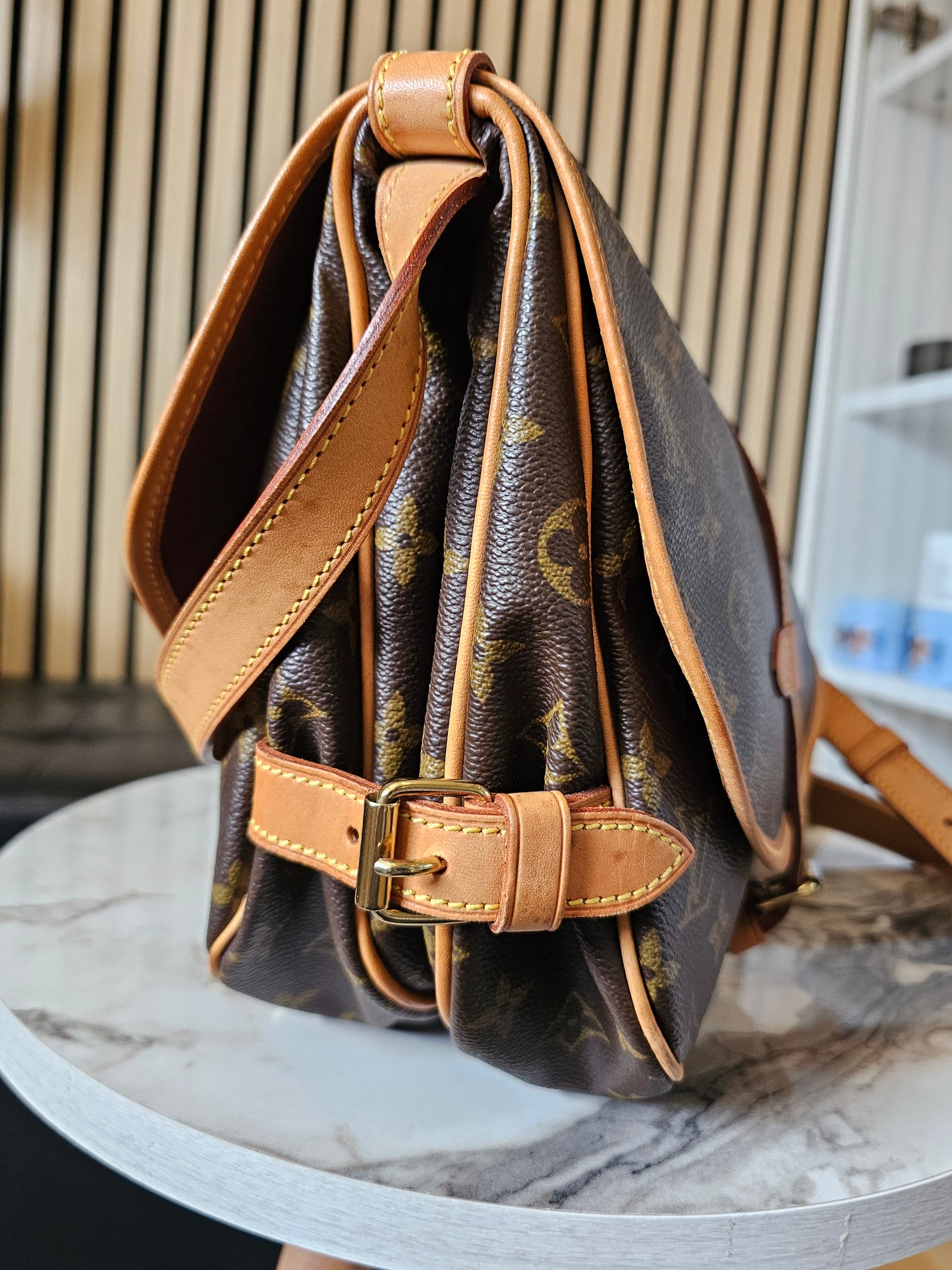 M42256 - Louis Vuitton Saumur 30, MNG. Kanvas.