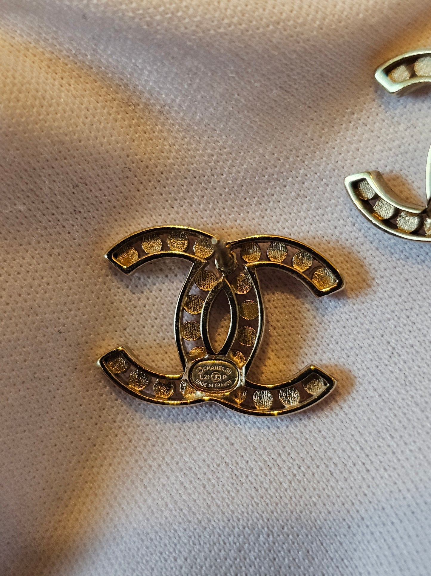 Chanel øreringe - CC golden with stones.