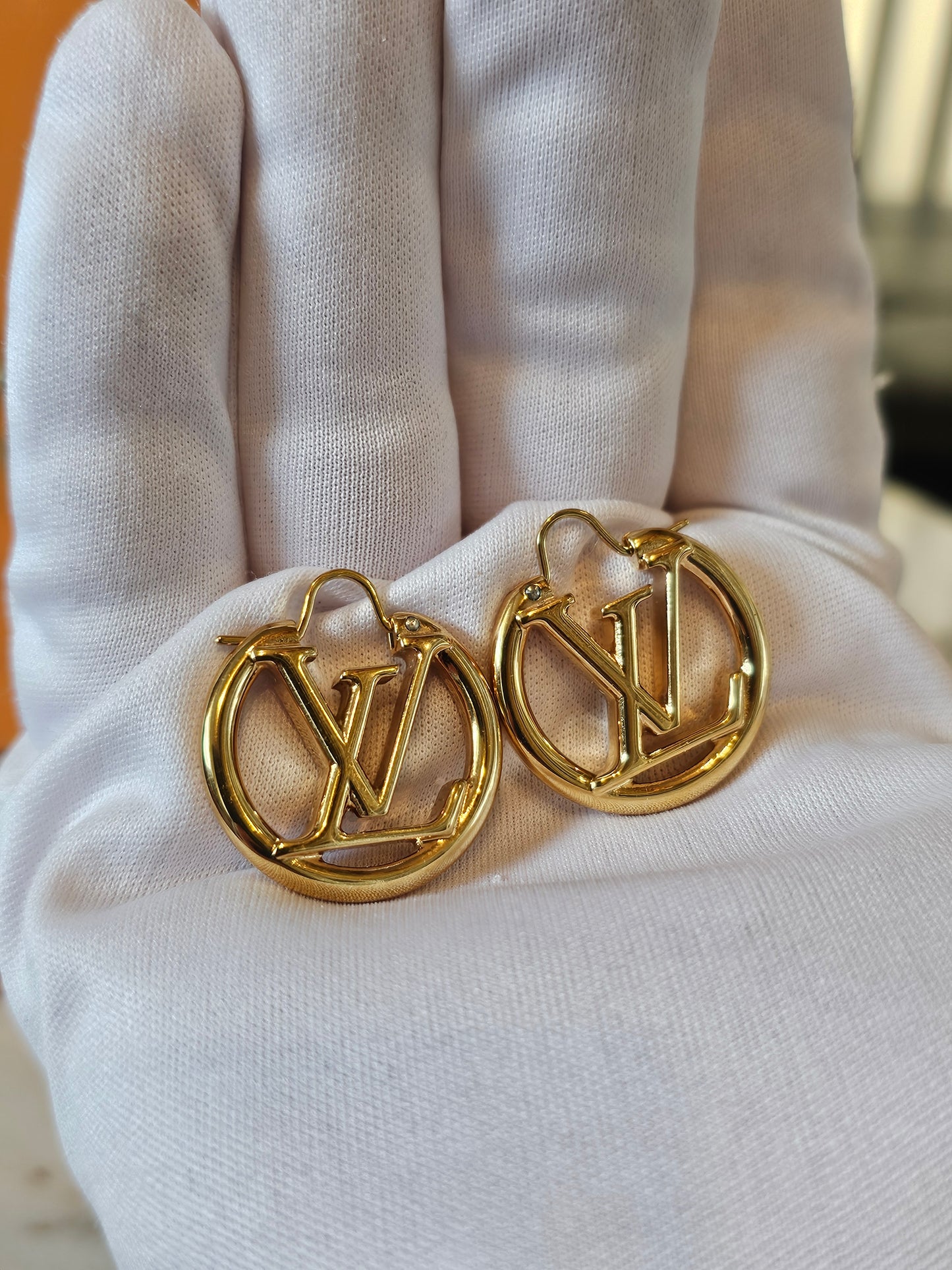 M00396 - Louis Vuitton, Louise PM earrings.