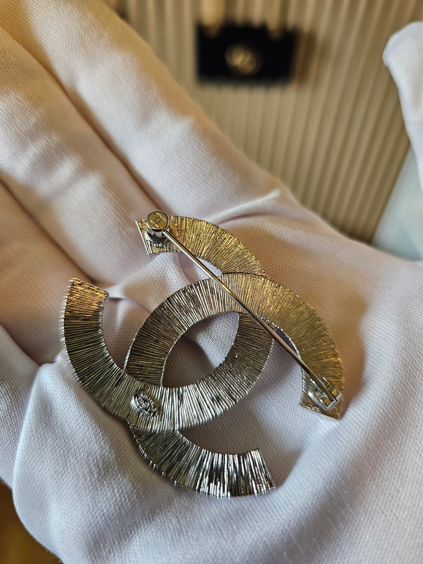 Aba484- Chanel broche, metal/silver with crystals.