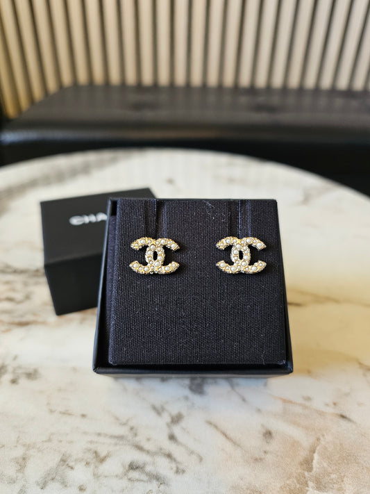 A64766 - Chanel øreringe med perler og sten.