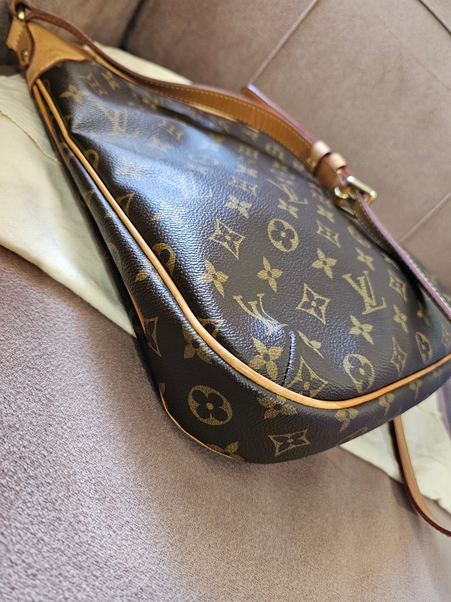 M56388 - Louis Vuitton Odeon GM, MNG. Kanvas.