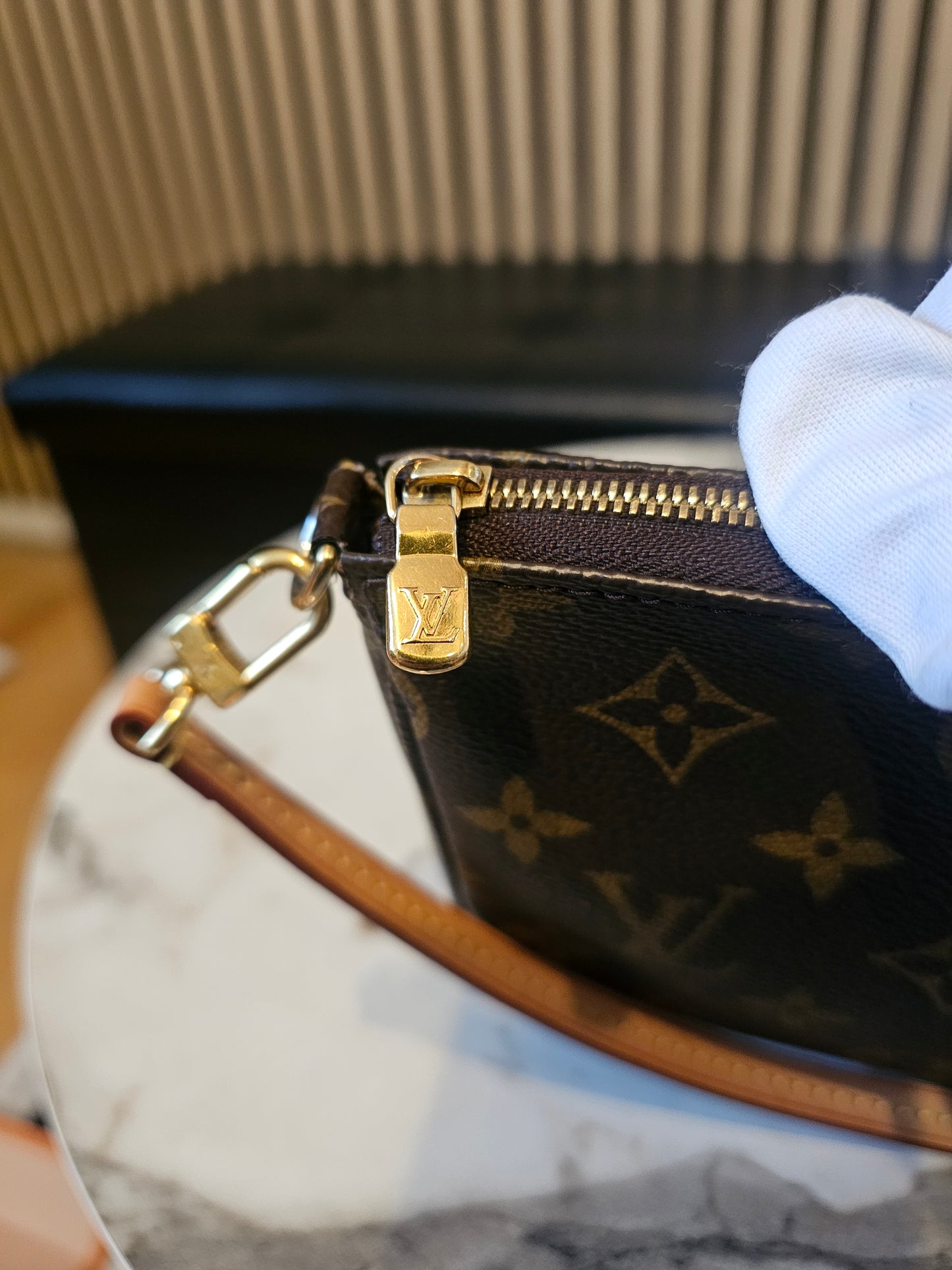 Louis Vuitton pochette accesories in monogram kanvas + LV strap.