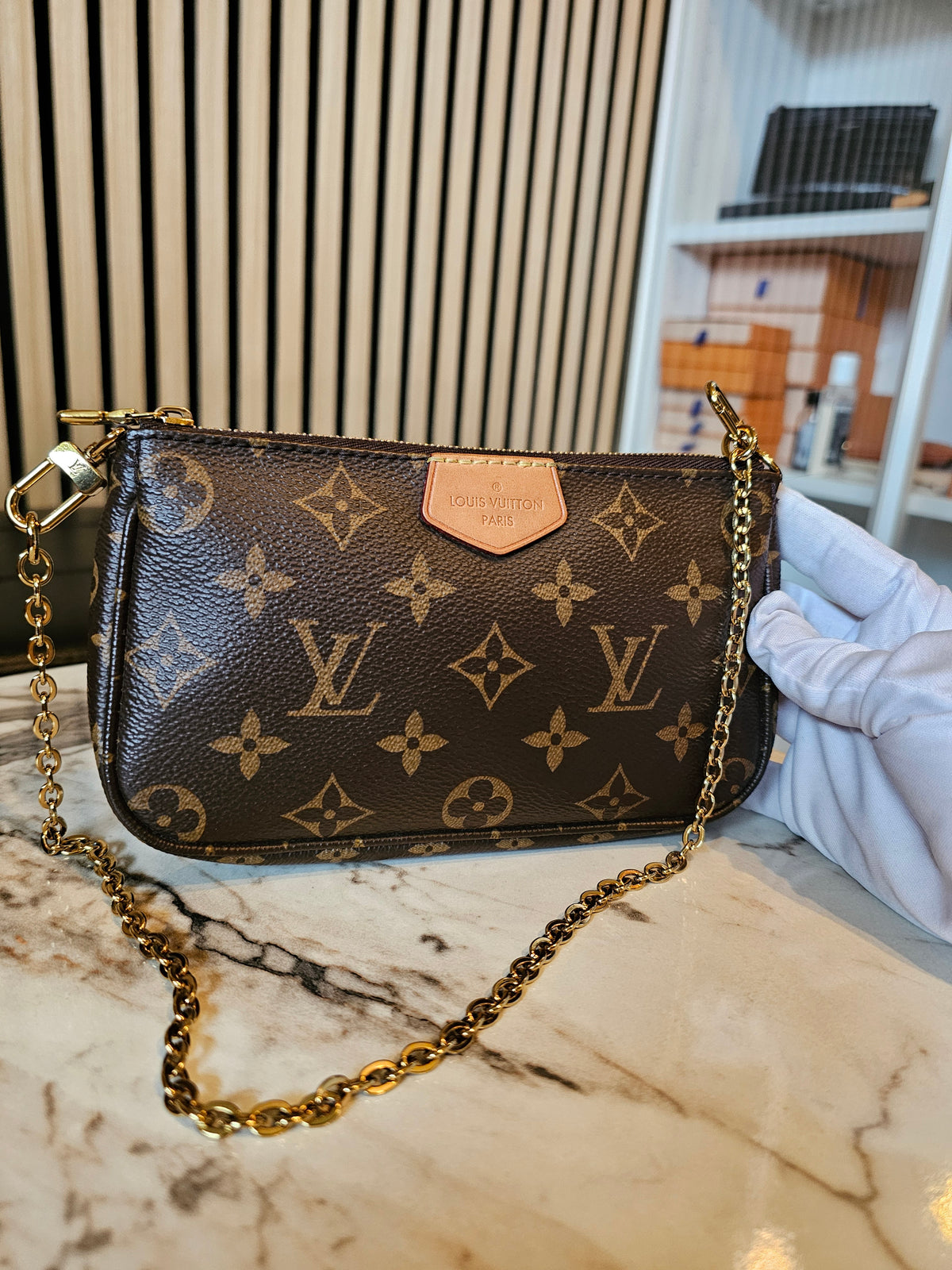 Louis Vuitton small pochette in monogram kanvas, with gold chain.