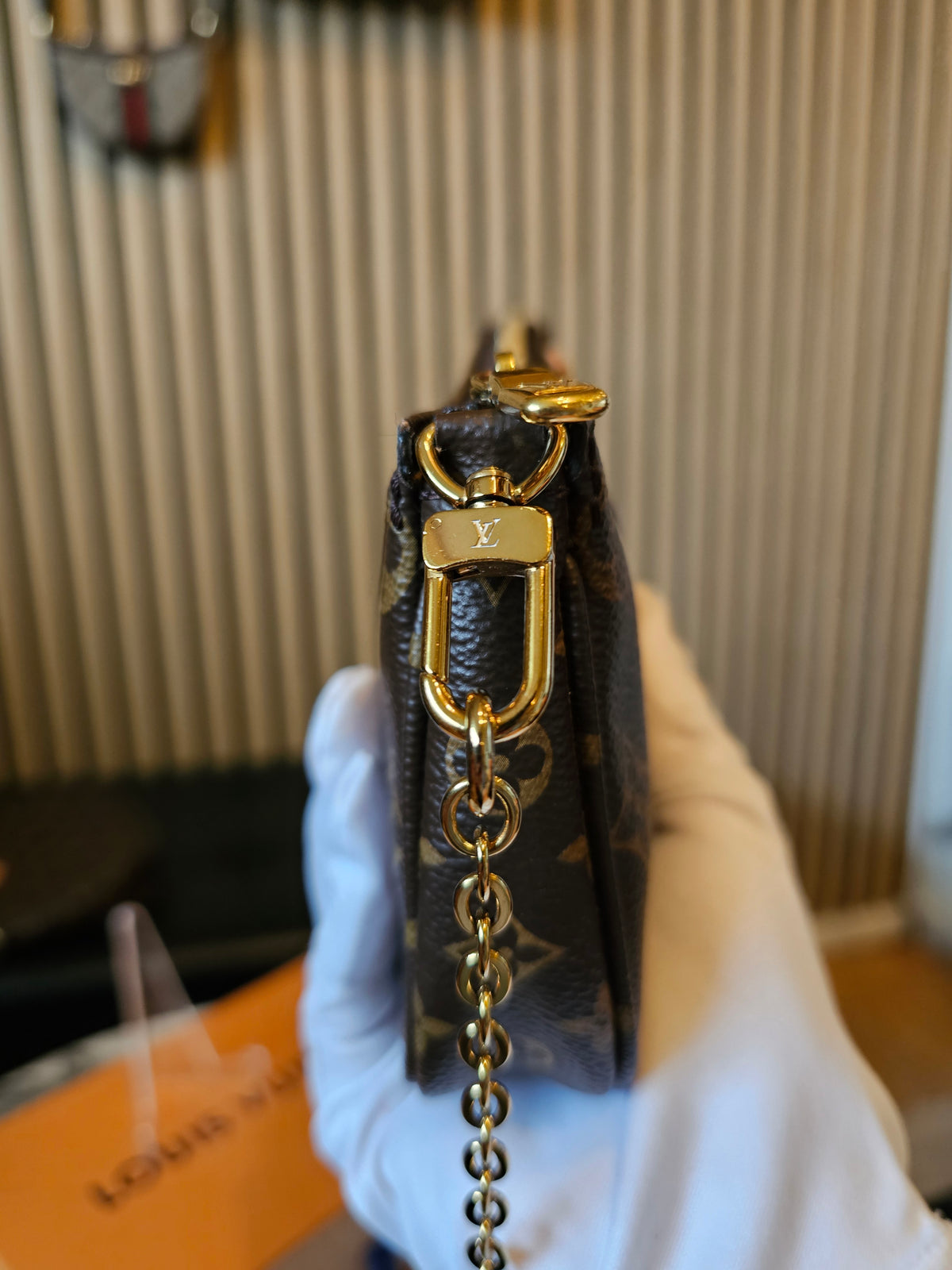 Louis Vuitton small pochette in monogram kanvas, with gold chain.