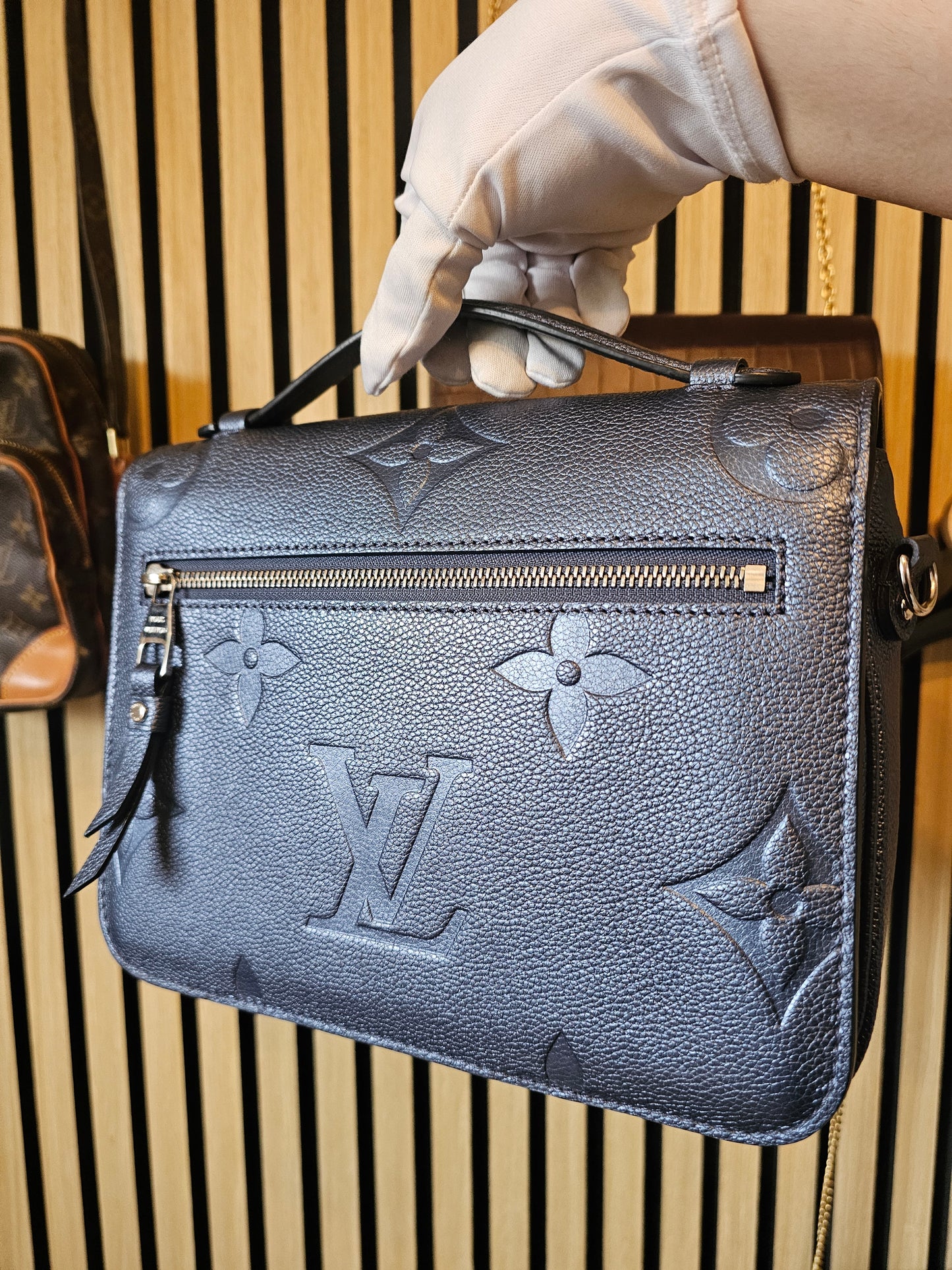Louis Vuitton, pochette Metis, navy - empreinte leather.