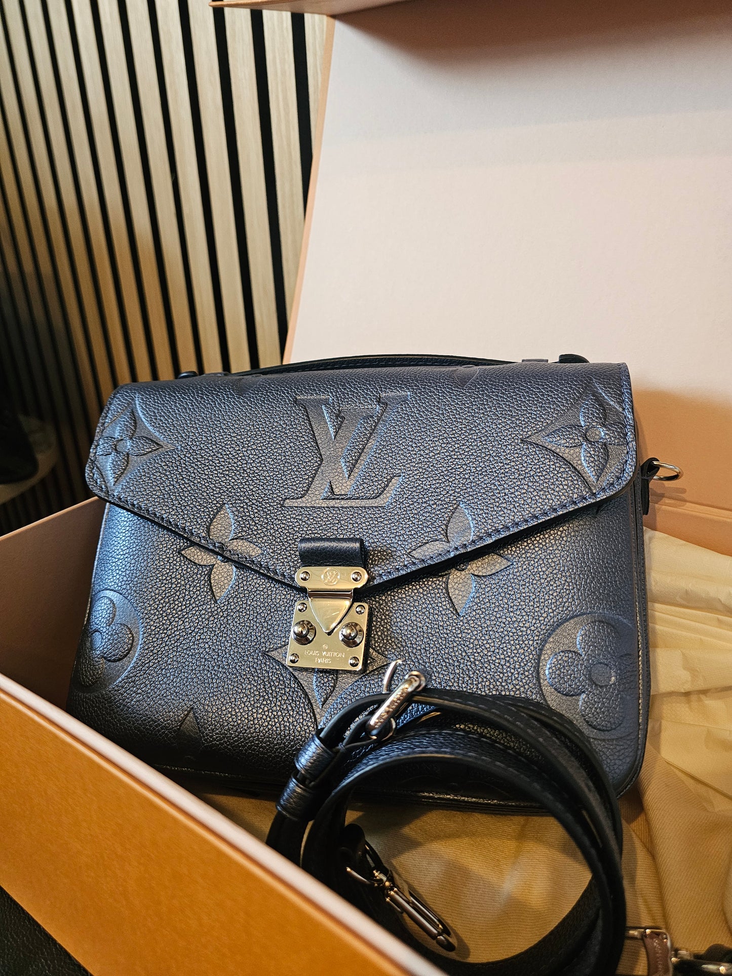 Louis Vuitton, pochette Metis, navy - empreinte leather.