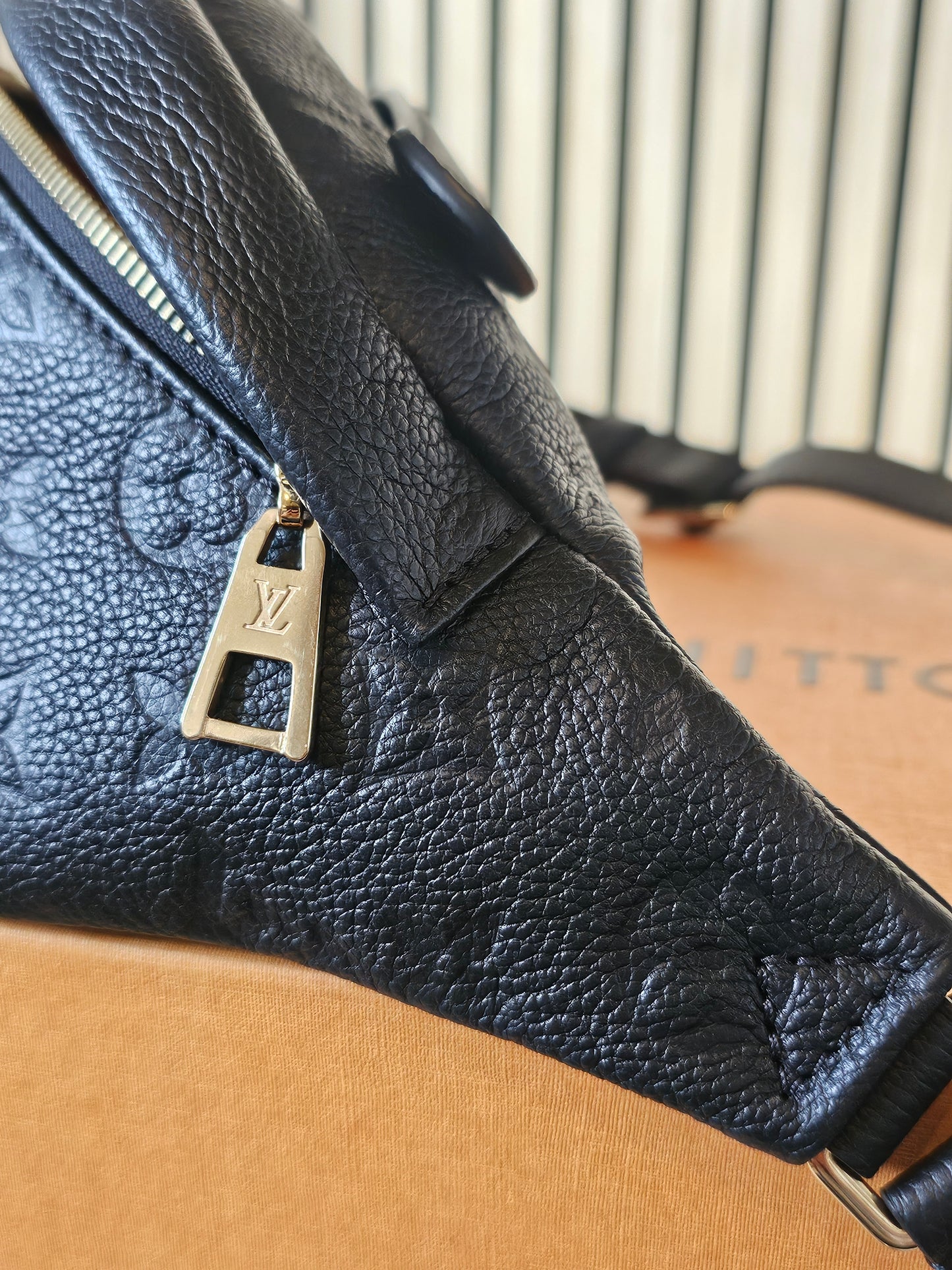 M44812 - Louis Vuitton Bumbag, black MNG emp. Leather.