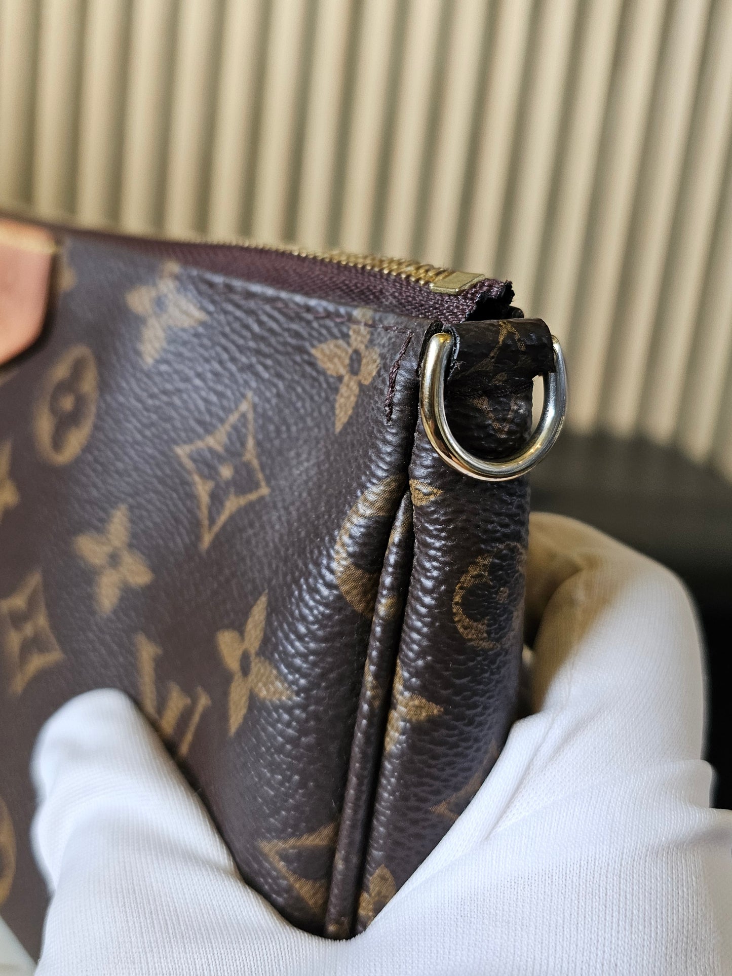 Louis Vuitton pochette accesories in monogram kanvas.