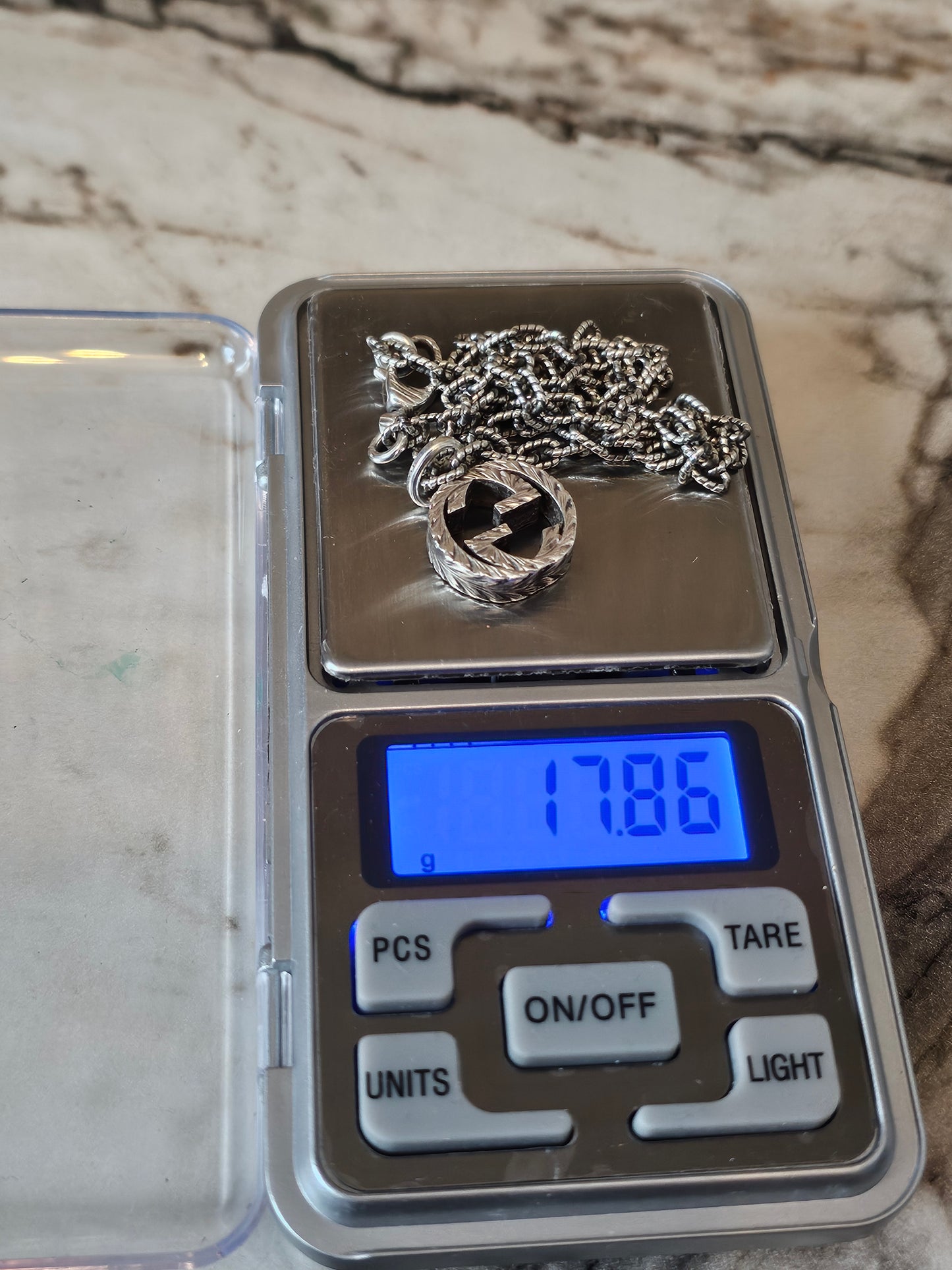 455307 - Gucci interlocking pendant necklace.