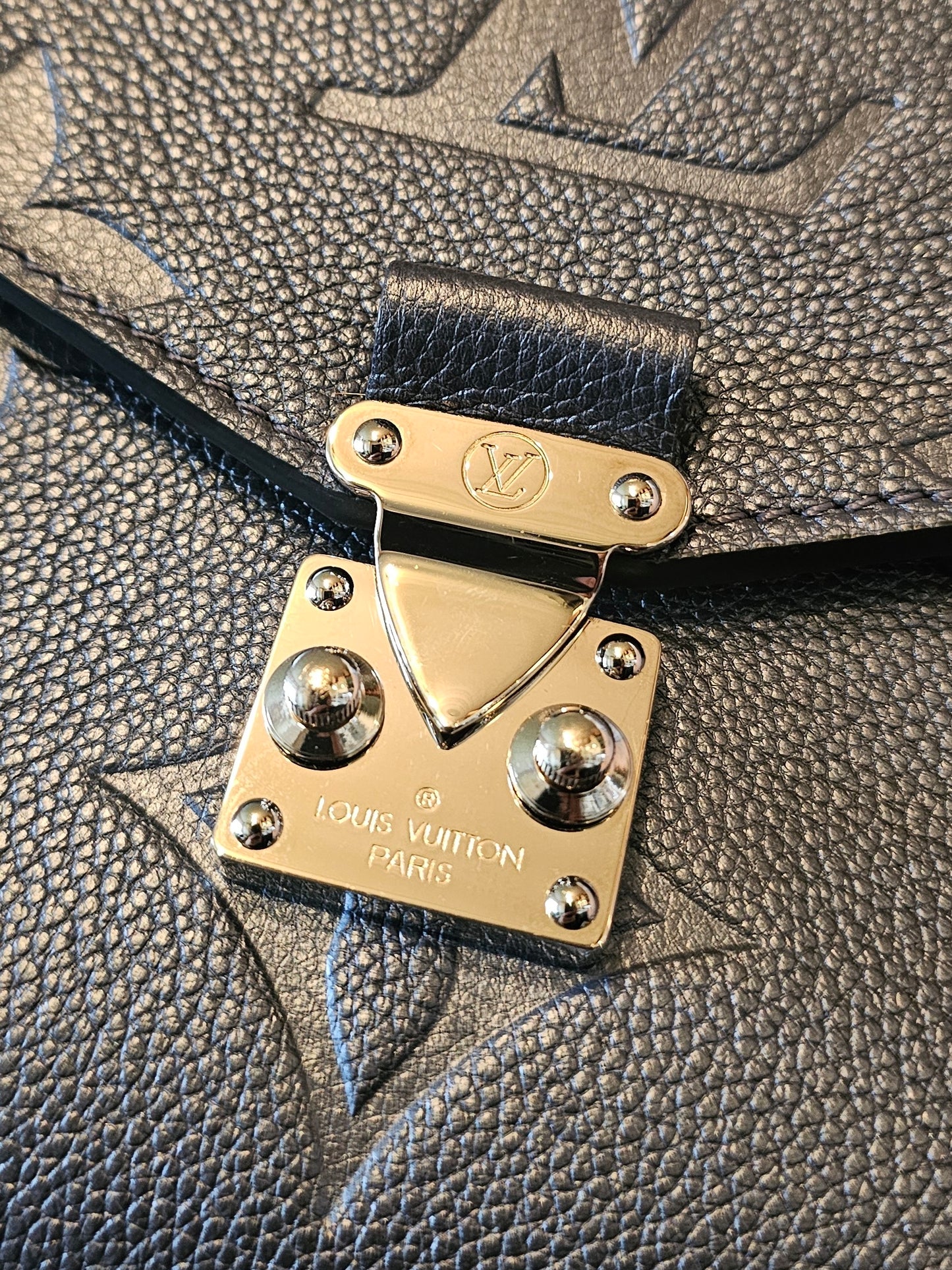 Louis Vuitton, pochette Metis, navy - empreinte leather.