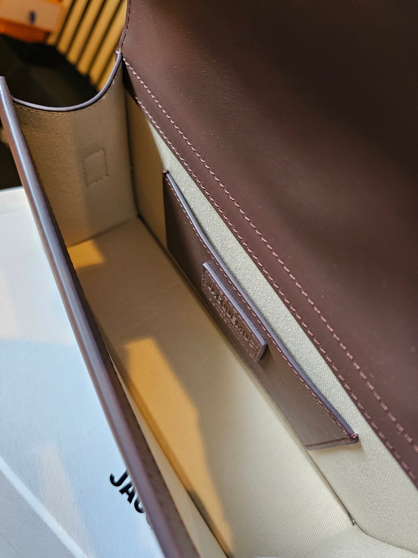 A01850 - Jaquemus bag, large bambino. Brown.