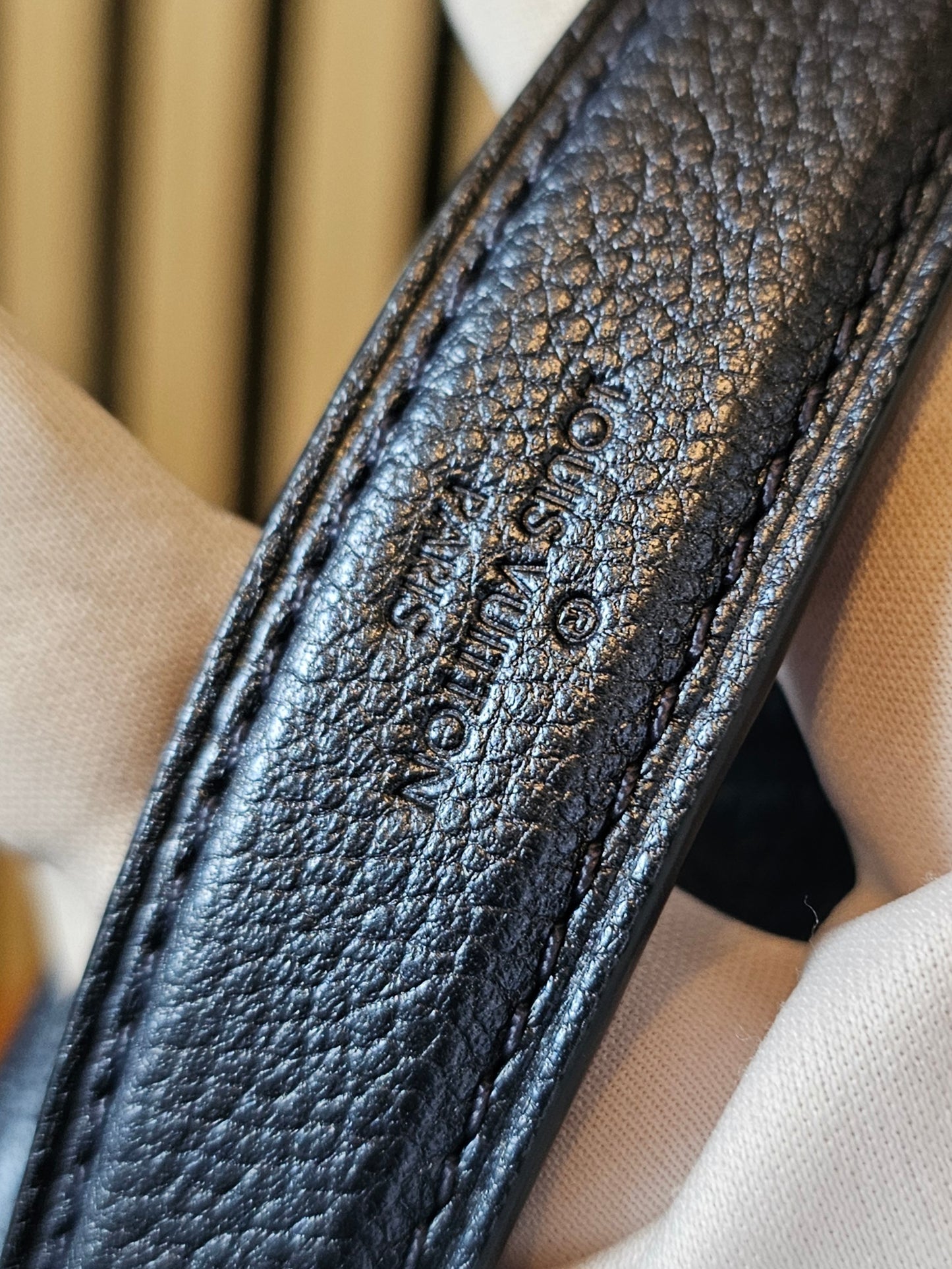 Louis Vuitton, pochette Metis, navy - empreinte leather.