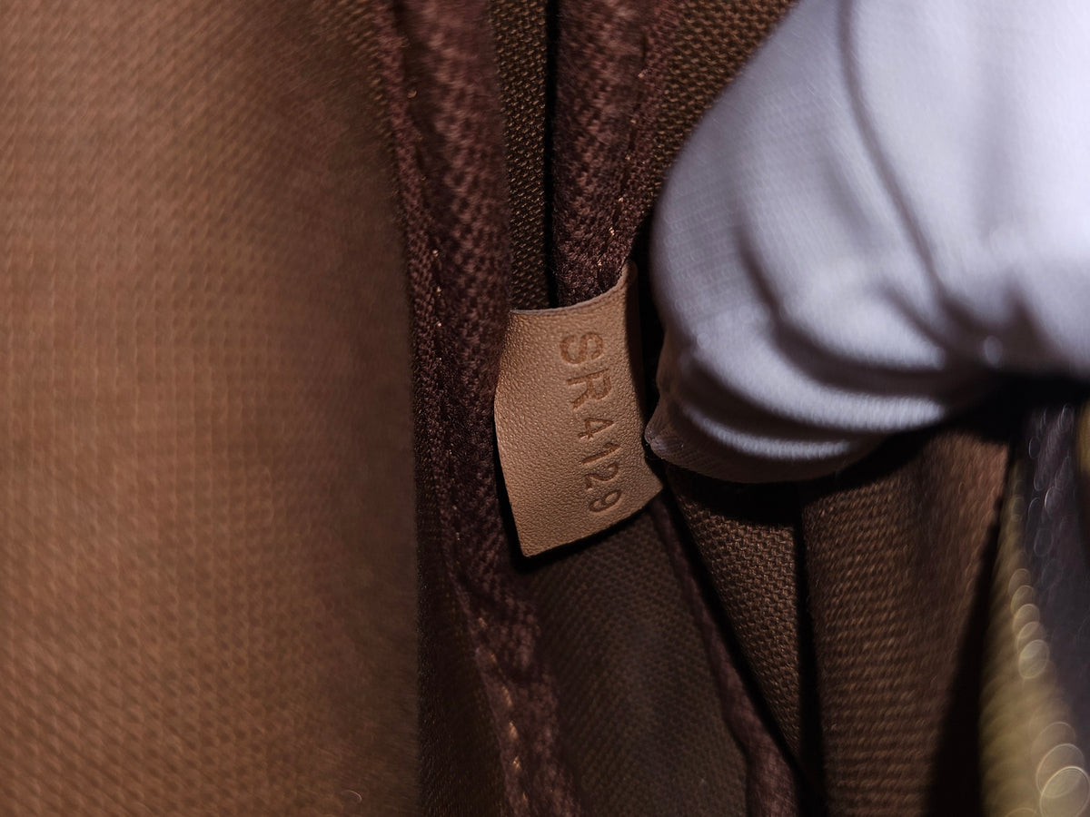 Louis Vuitton small pochette in monogram kanvas, with gold chain.