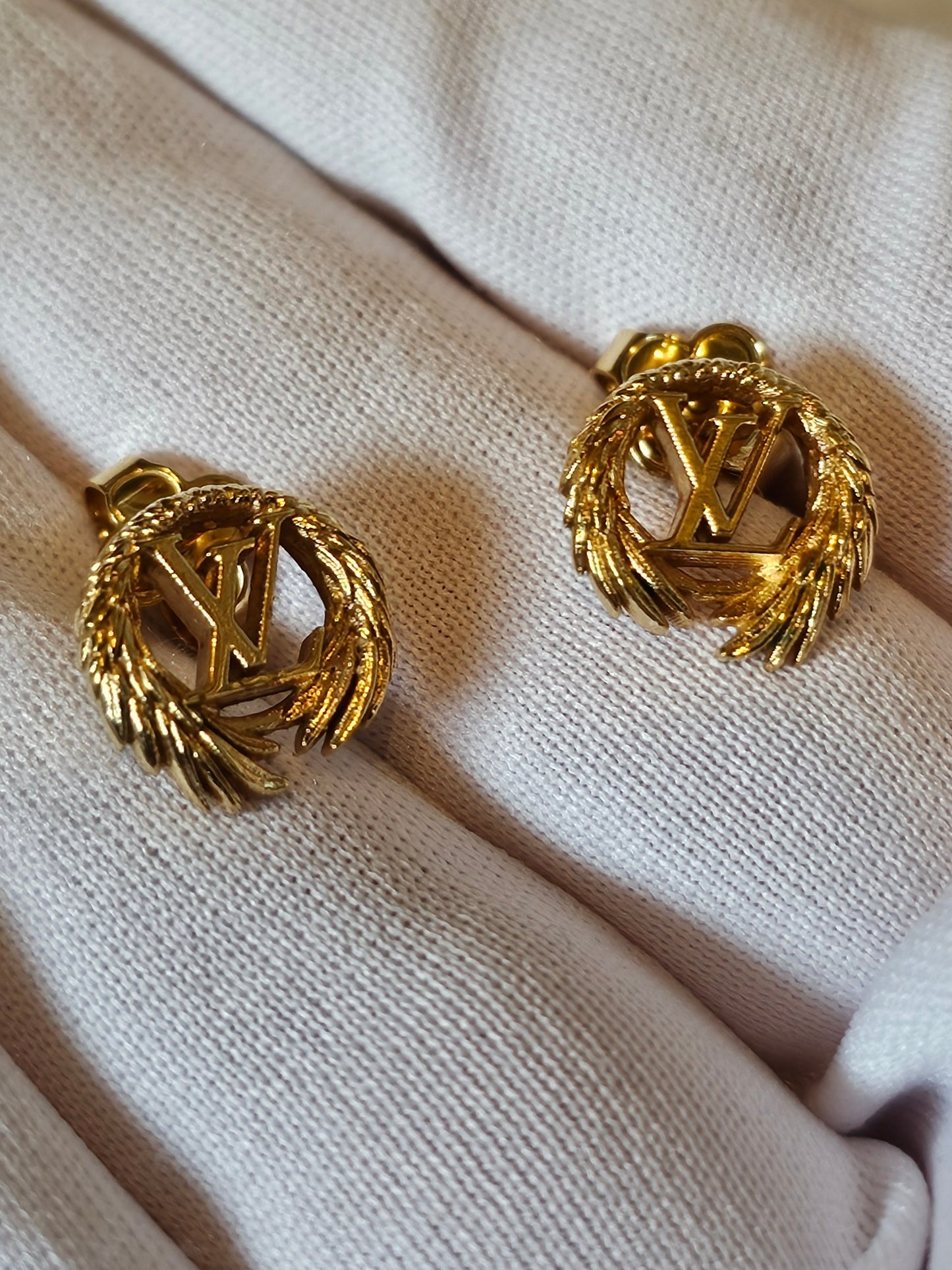 M64293 - Louis vuitton, LV angel golden earrings.
