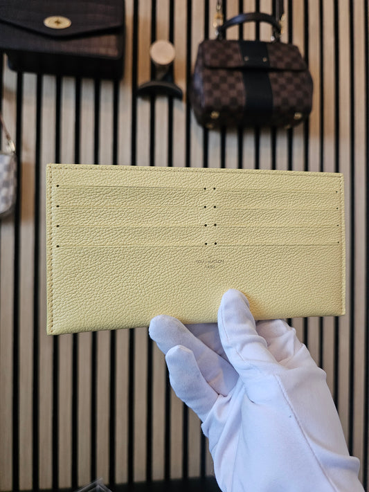 Liyis Vuitton Kortholder I guld epi leather.