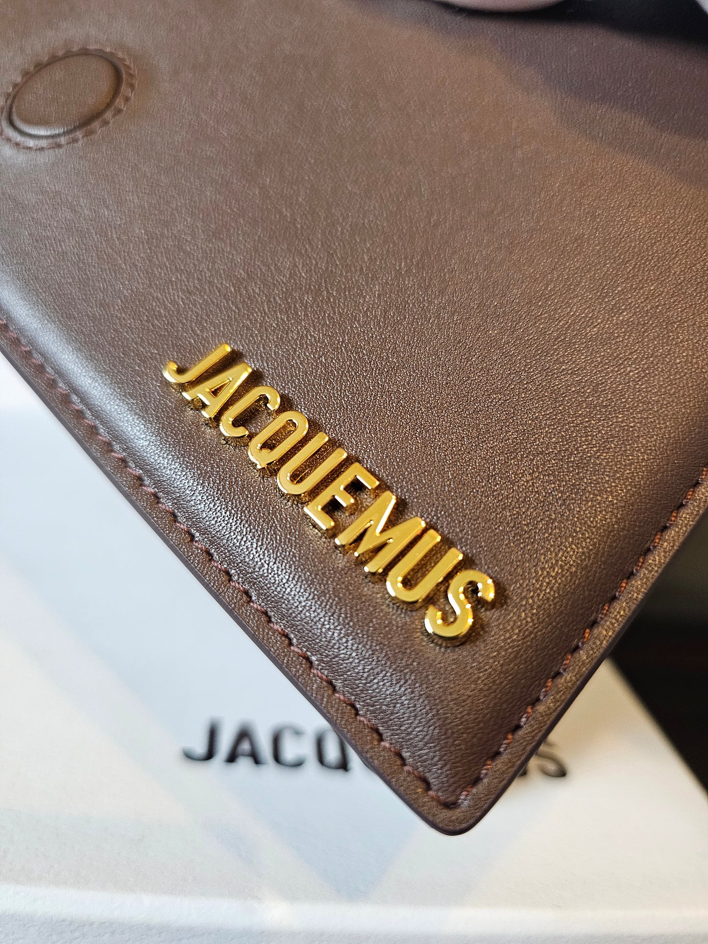 A01850 - Jaquemus bag, large bambino. Brown.