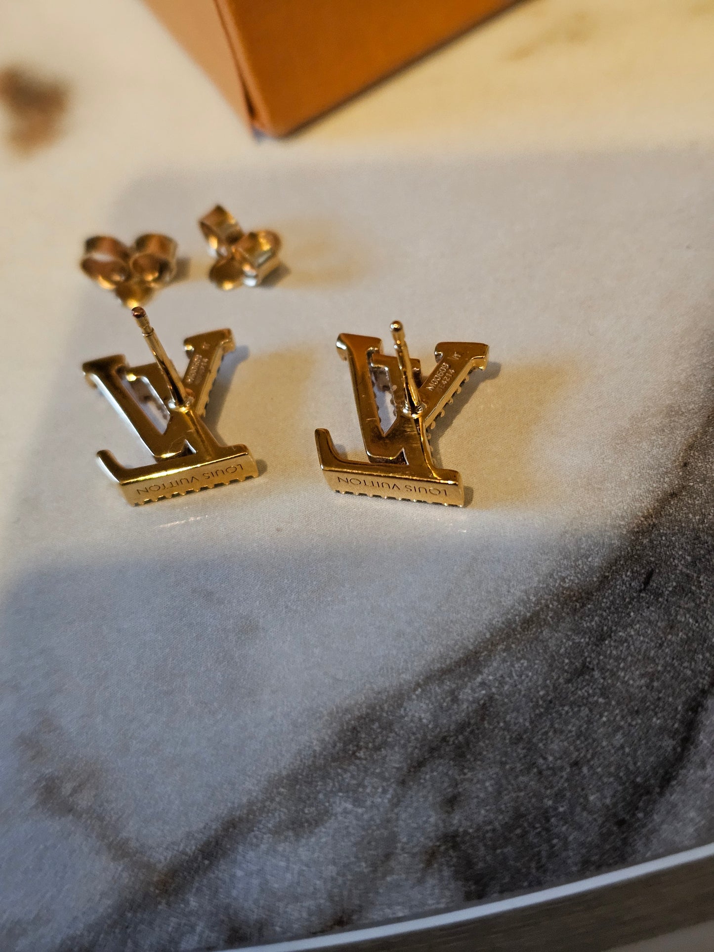 M00609 Louis Vuitton, LV earrings, golden with strass.