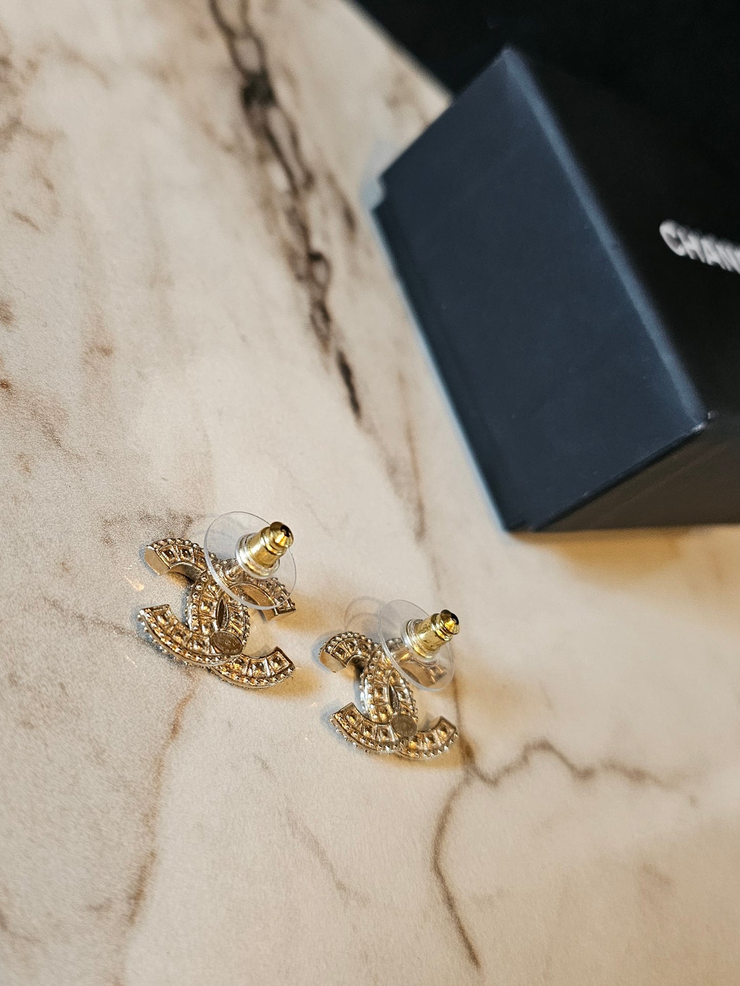 Chanel medium cc earrings in golden with crystals.