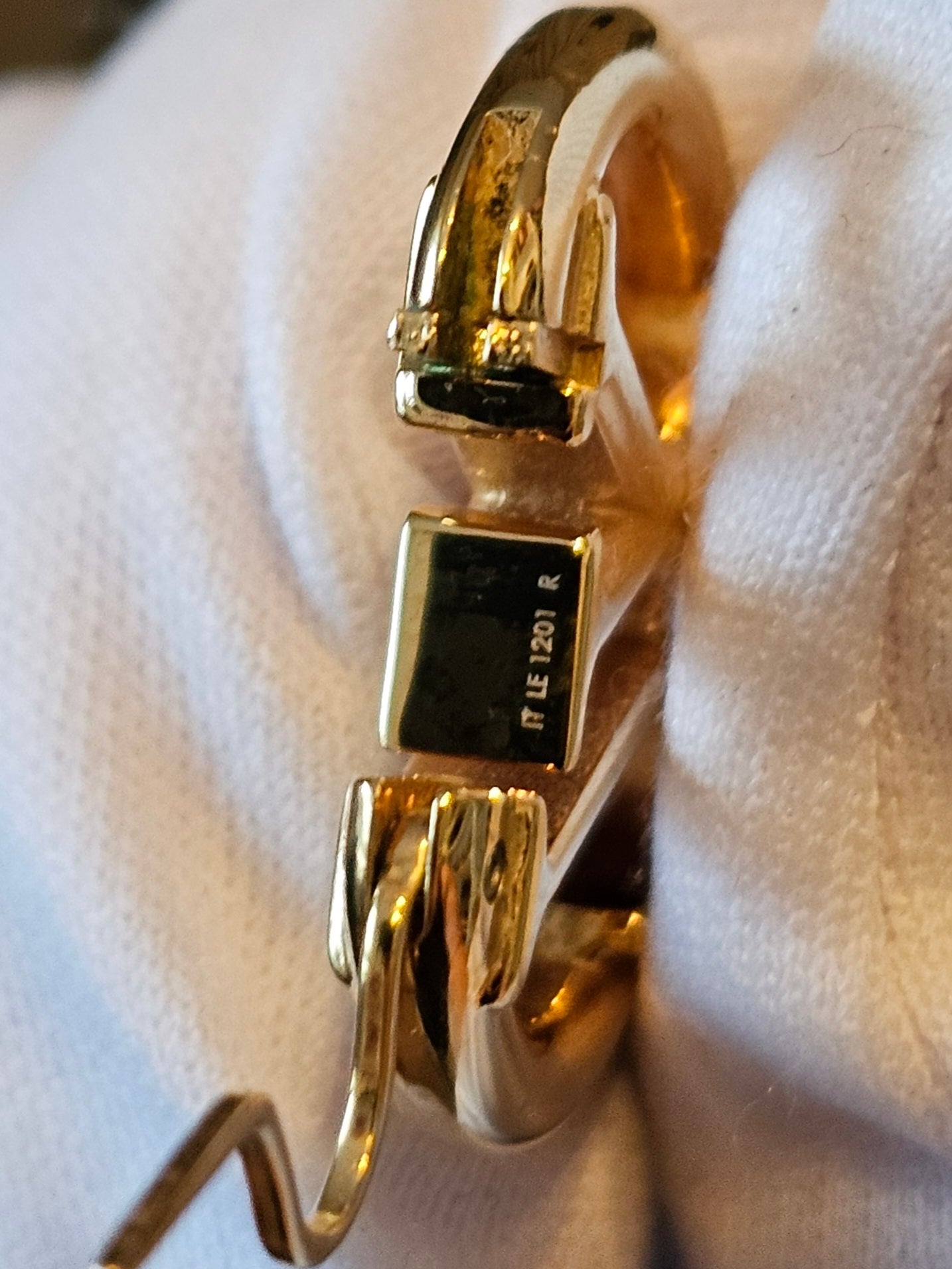 M00396 - Louis Vuitton earrings, golden Louise PM.